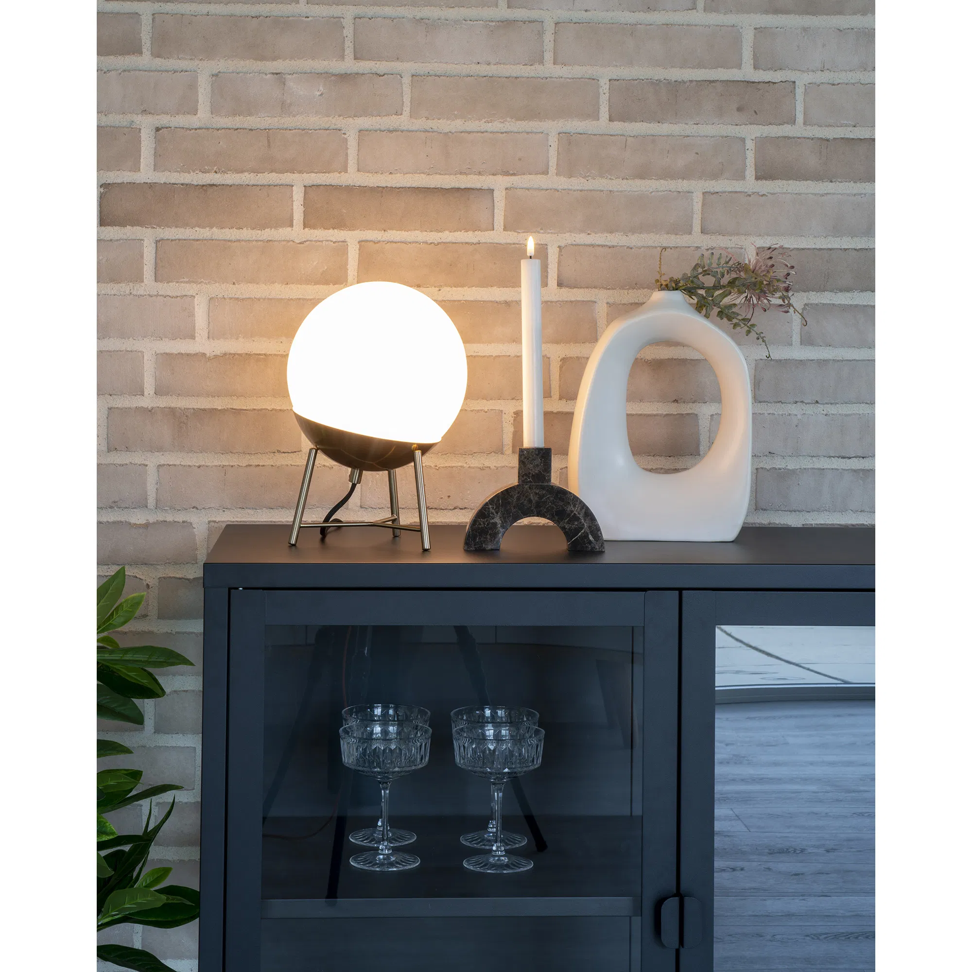 Lampa stołowa CHELSEA białe szkło gniazdo i nogi fi20 cm - 6406230