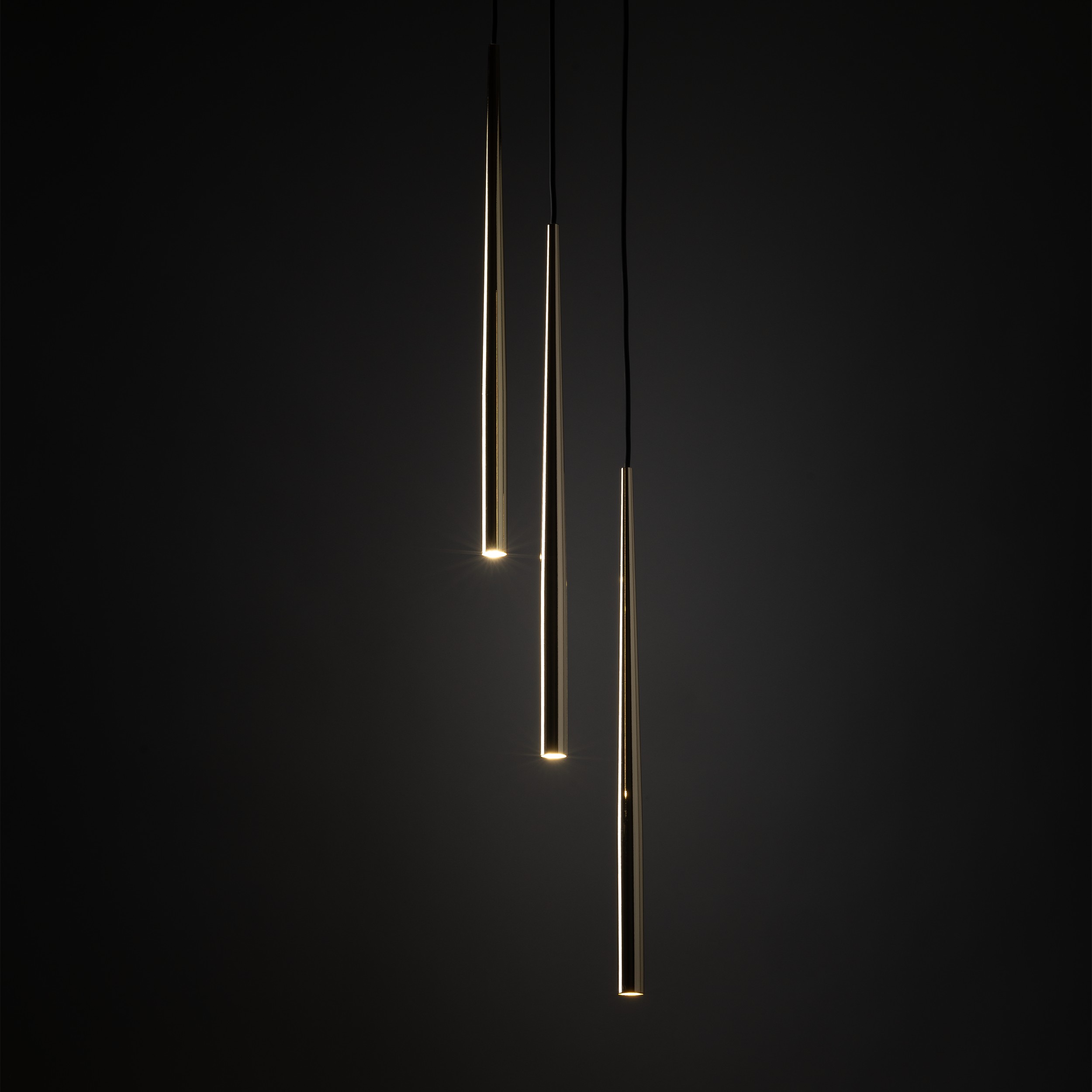 Lampa wisząca PIANO czarna ze złotymi elementami na okrągłej podstawie 140x20cm - TK_10117