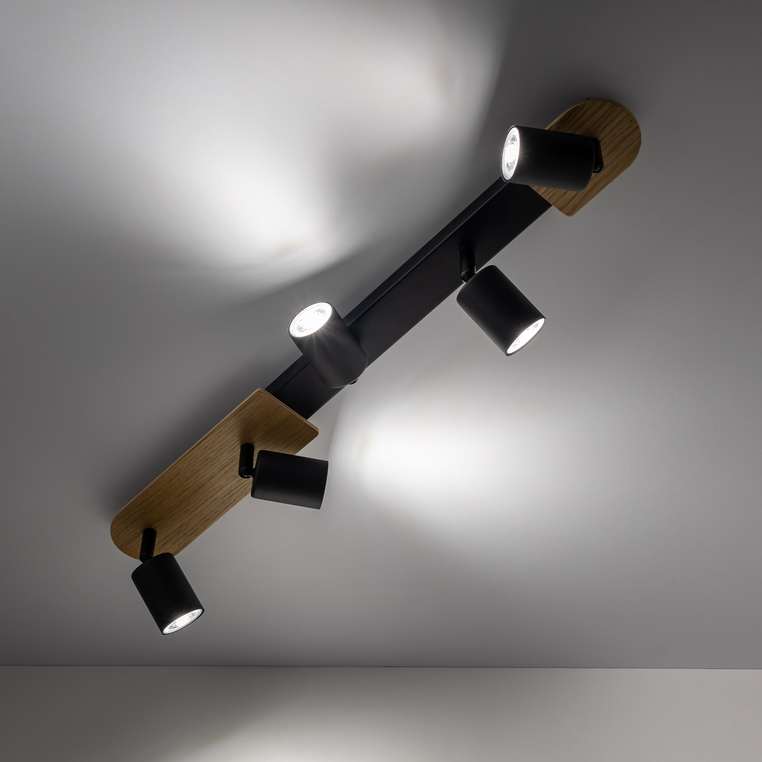 Lampa sufitowa COVER czarna na metalowej listwie z drewnianymi elementami regulowana 85x18x15cm - TK_5777