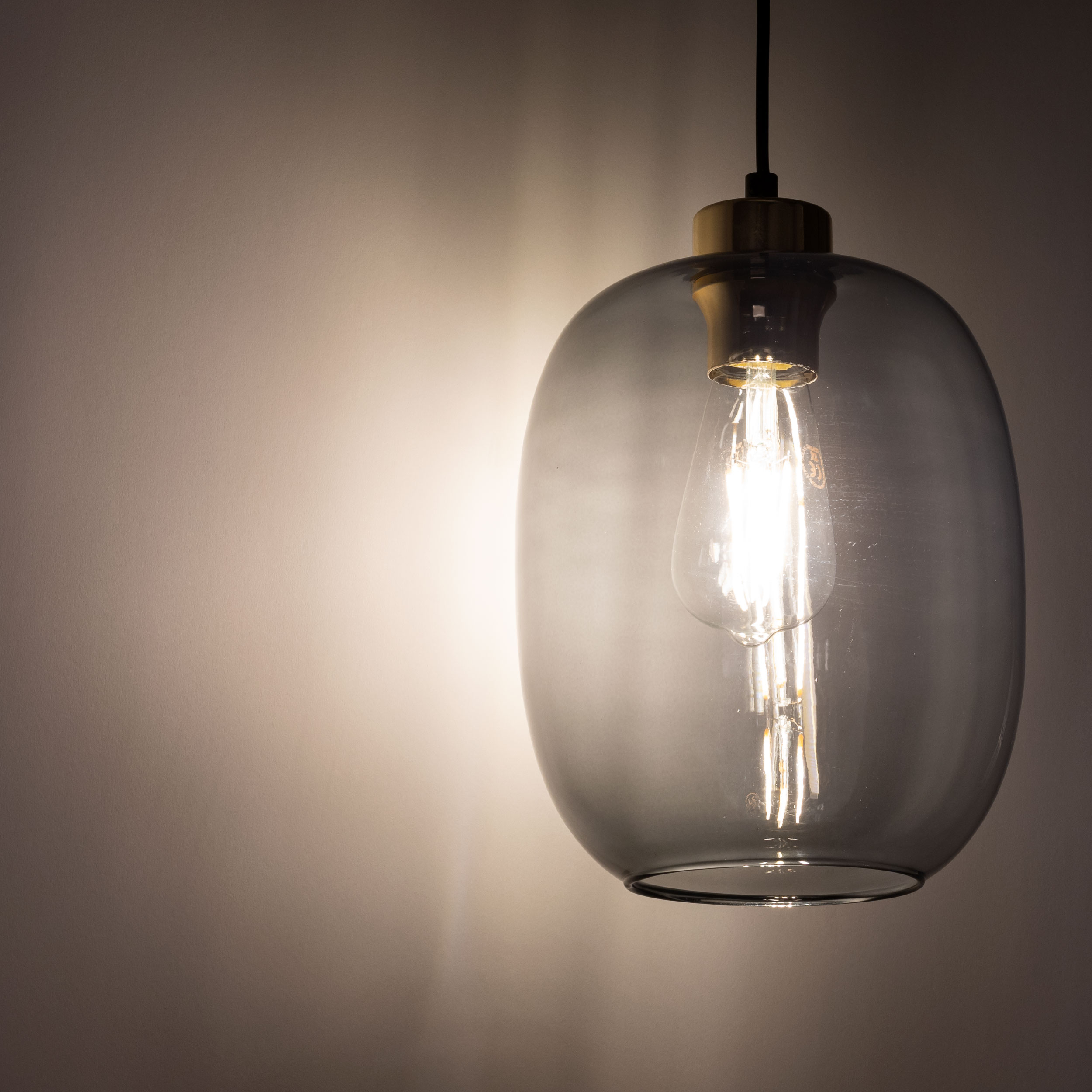 Lampa wisząca OMEGA czarna ze złotym elementem szarym szklanym kloszem 170x20cm - TK_4572