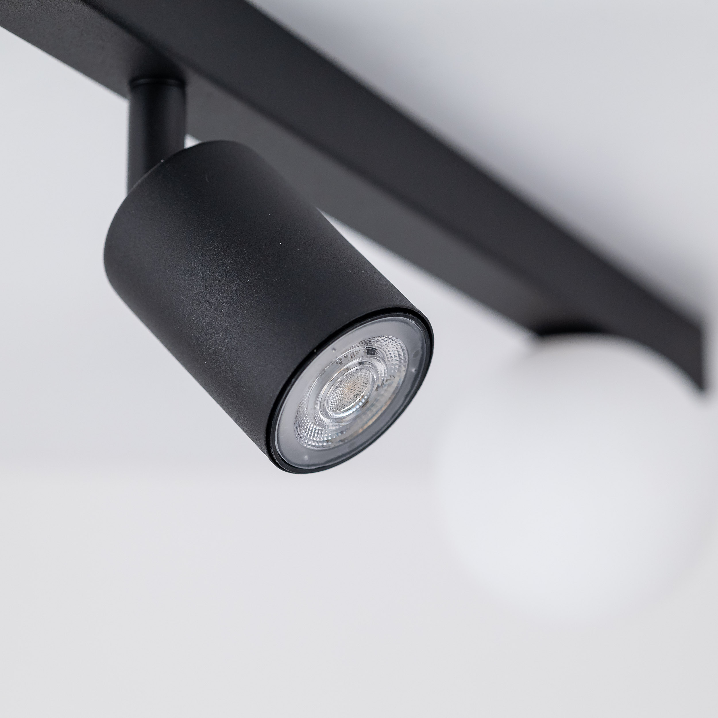 Lampa sufitowa VOX czarna na metalowej listwie z białym okrągłym szklanym kloszem i regulowanym reflektorem 49x15x14cm - TK_10000