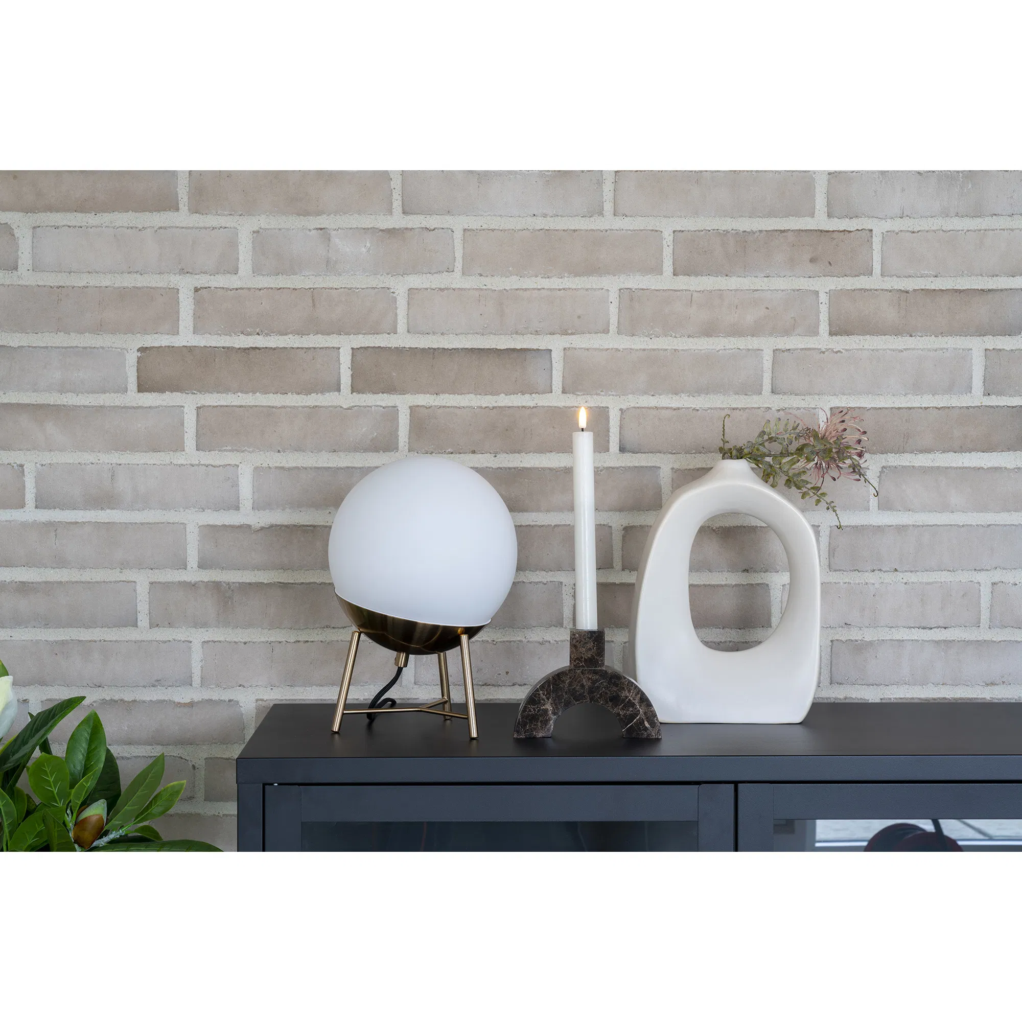 Lampa stołowa CHELSEA białe szkło gniazdo i nogi fi20 cm - 6406230