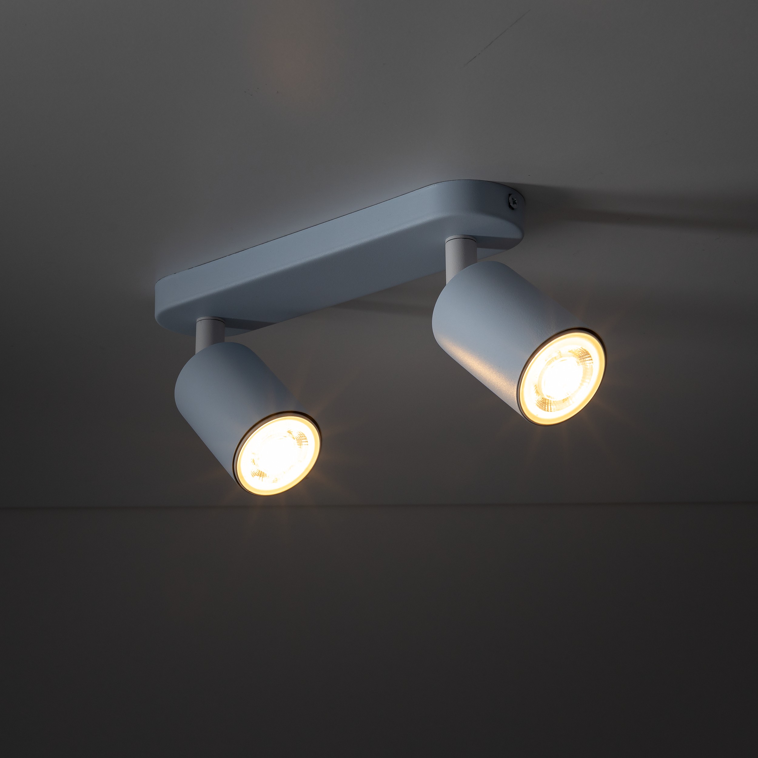 Lampa sufitowa LIVIA niebieska z białymi elementami na metalowej listwie podwójna 35x17x13cm - TK_10237