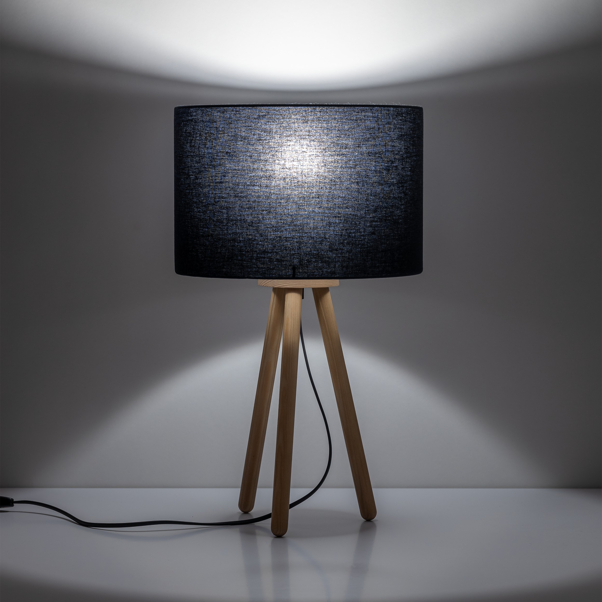 Lampka nocna TOKYO jasne drewniane nogi czarny okrągły abażur 52x30cm - TK_5293