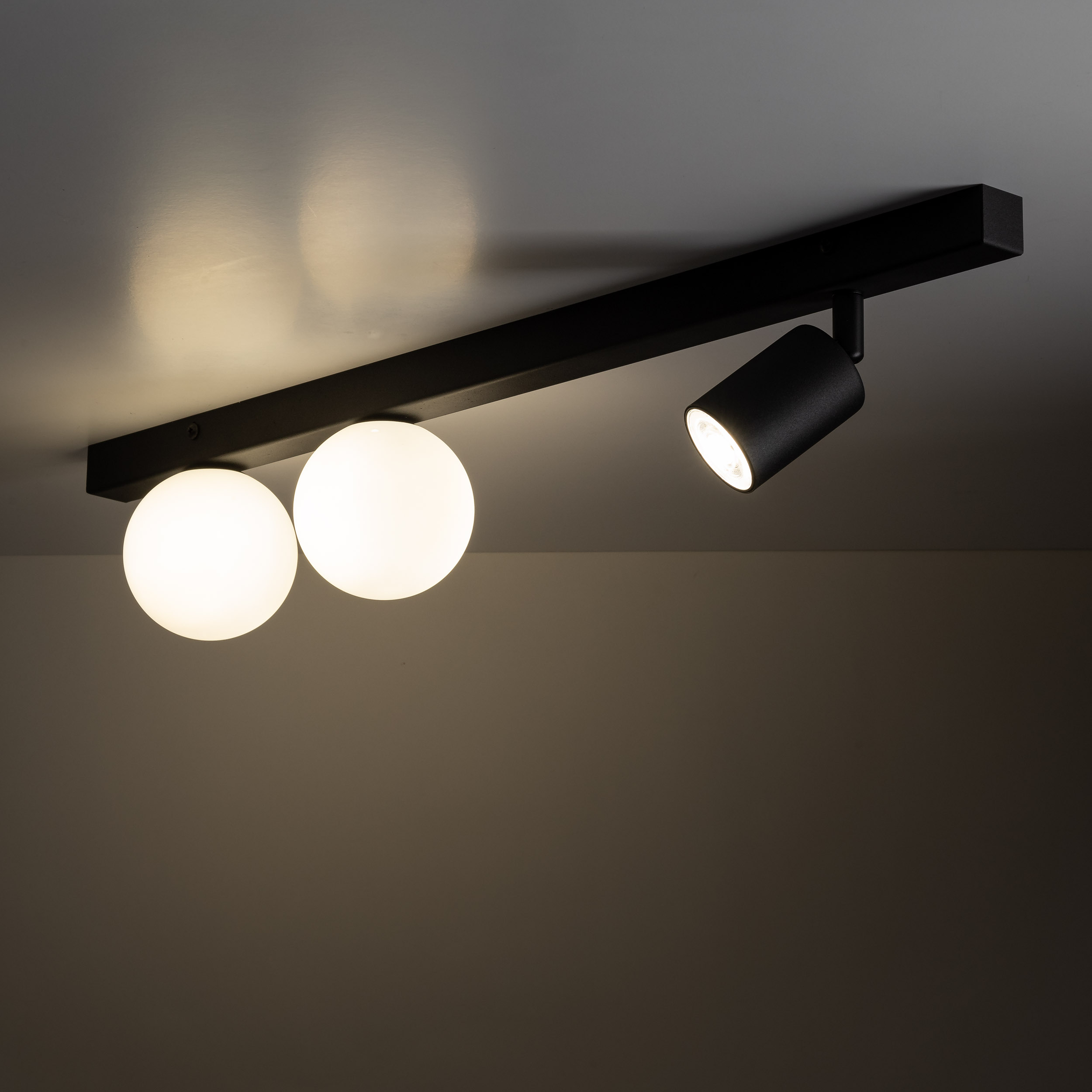 Lampa sufitowa VOX czarna na listwie z białymi okrągłymi szklanymi kloszami oraz jedną regulowaną lampką 70x15cm - TK_10001