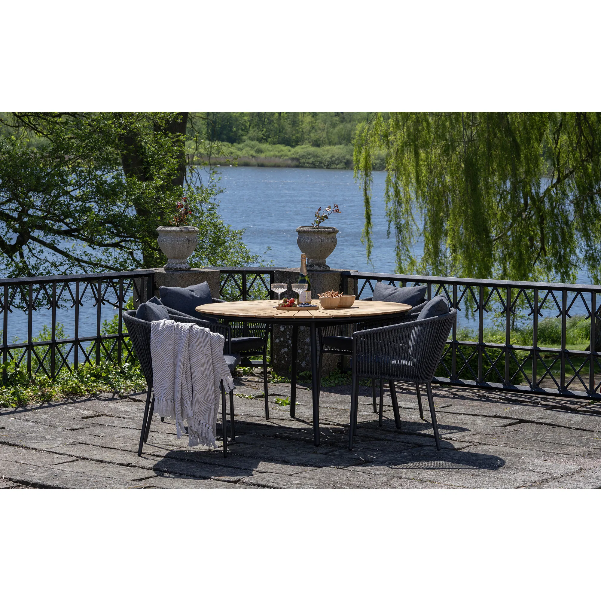 Zestaw ogrodowy CLEVELAND stół + 4 krzesła szary czarny naturalny - 7772060-S
