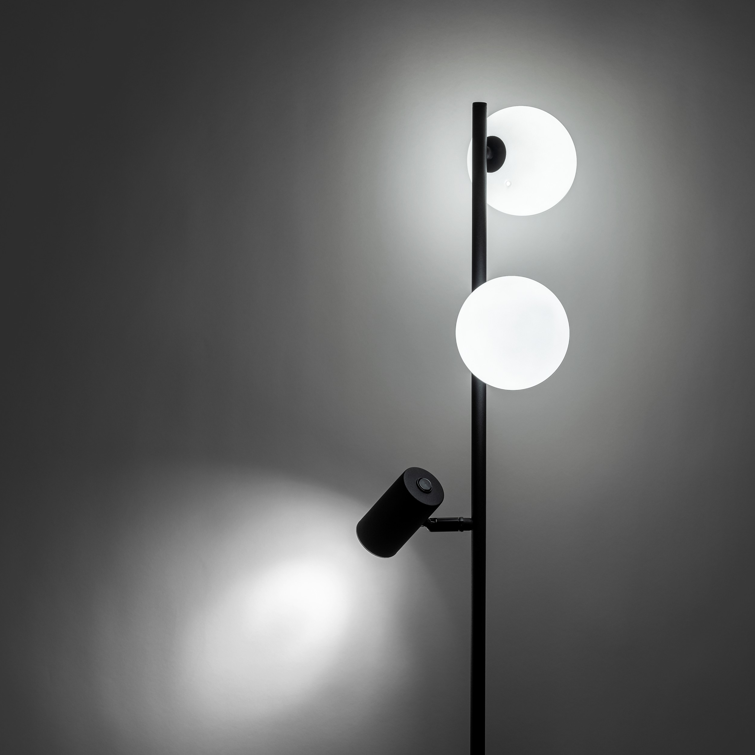 Lampa podłogowa VOX czarna z dwoma białymi okrągłymi szklanymi kloszami i lampką regulowaną do czytania z włącznikiem 172x30cm - TK_16063