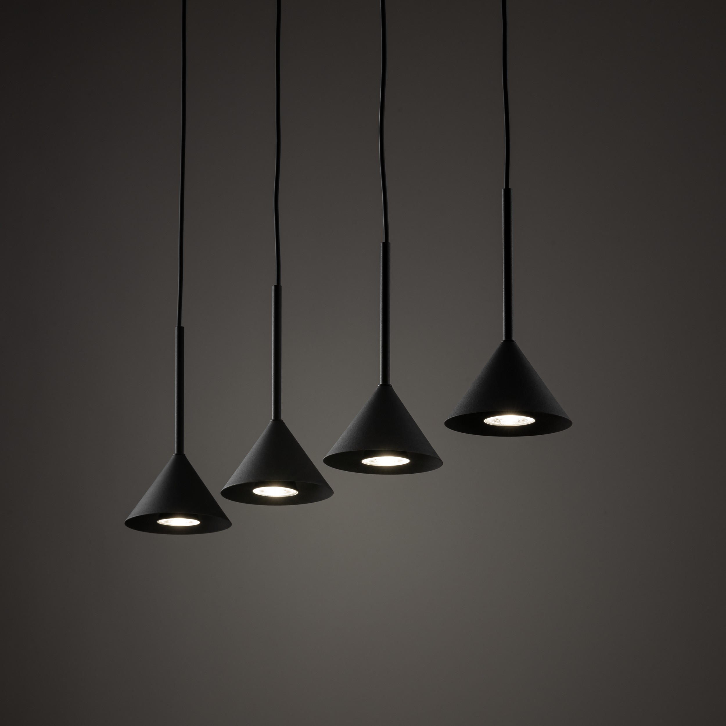 Lampa wisząca CONO czarna na metalowej listwie 90x75x12cm - TK_10305