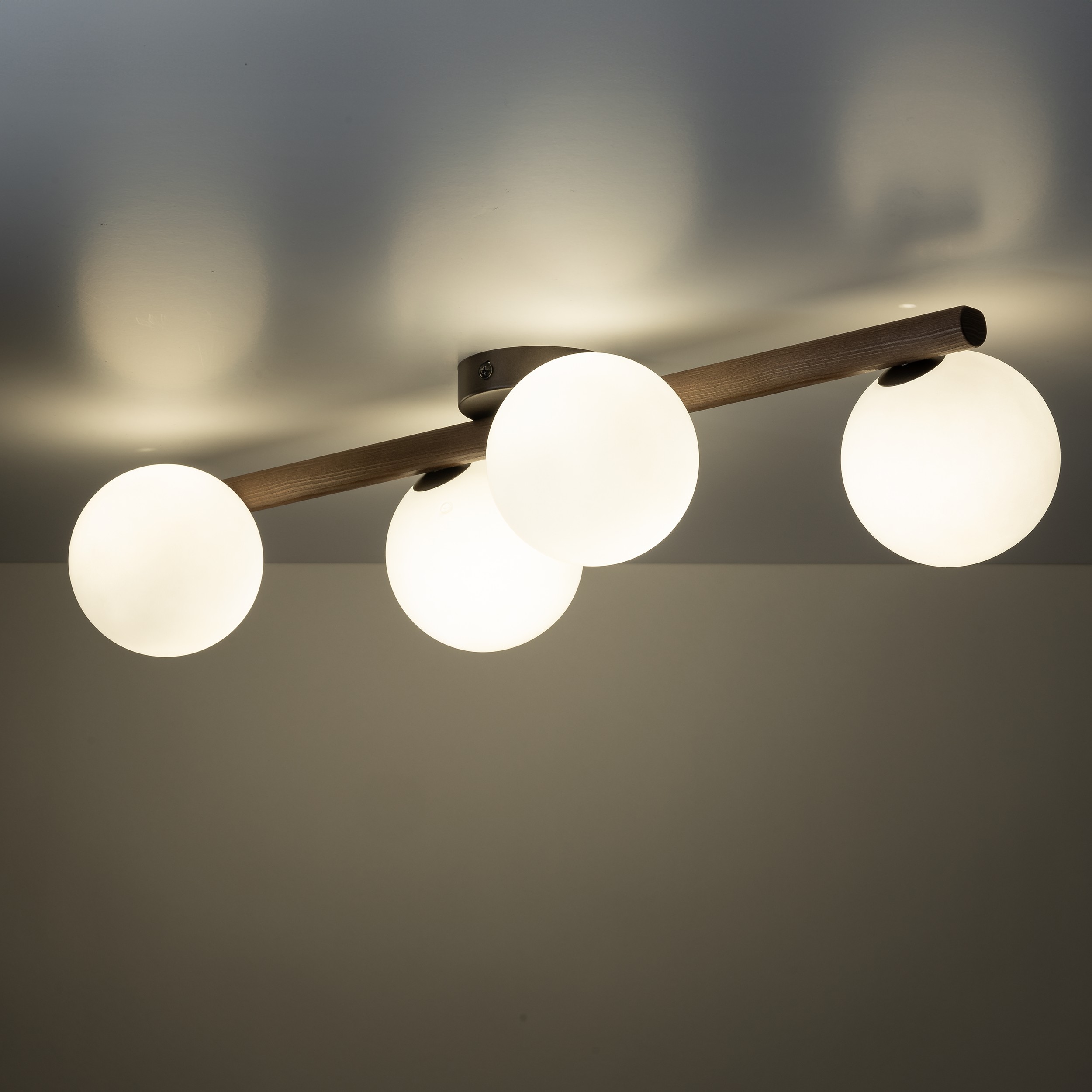 Lampa sufitowa ESTERA brązowa na drewnianej orzechowej listwie z białymi okrągłymi szklanymi kloszami 65x23x17cm - TK_10270