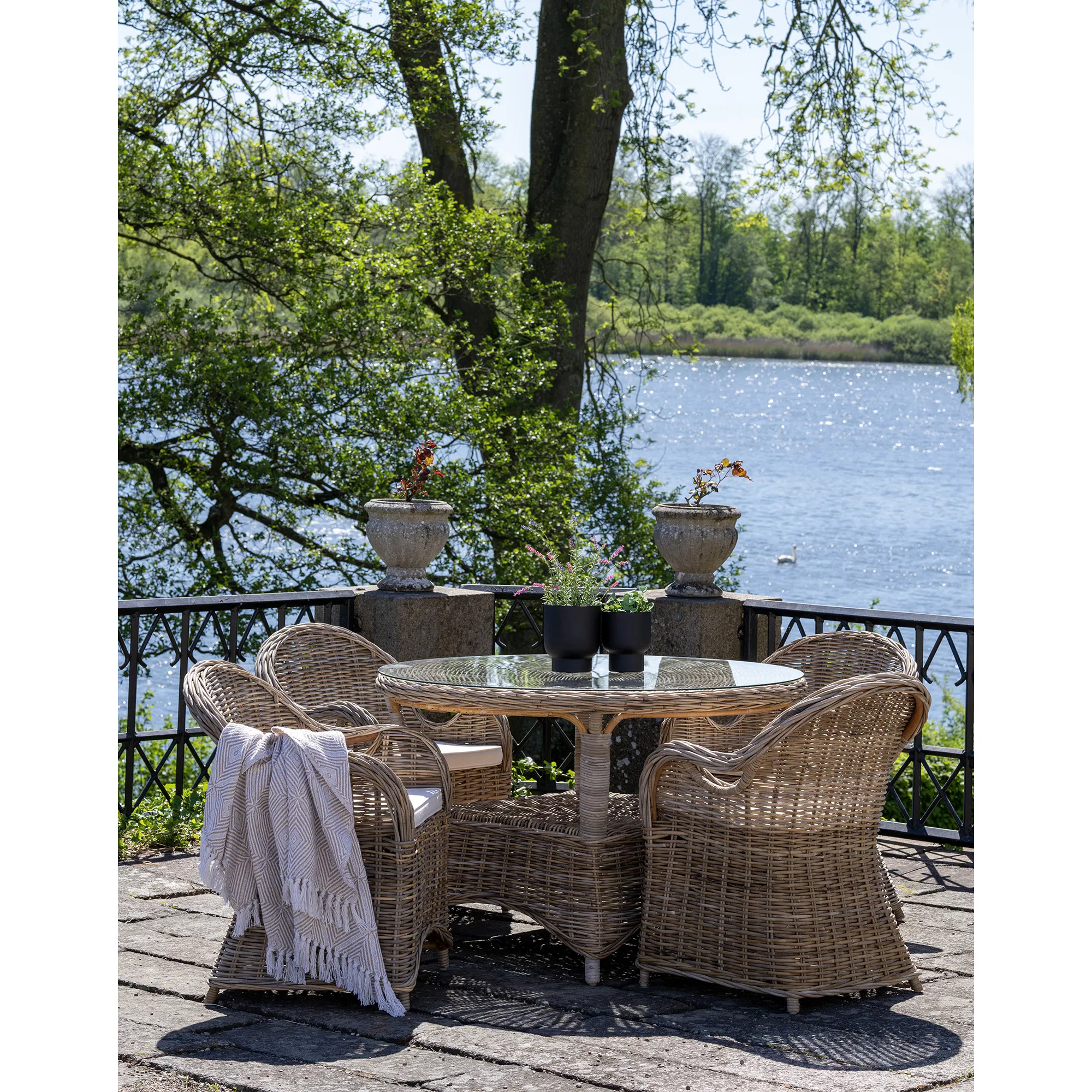 Stół rattanowy okrągły LARISA z półką FI 120 - naturalny - 7001118