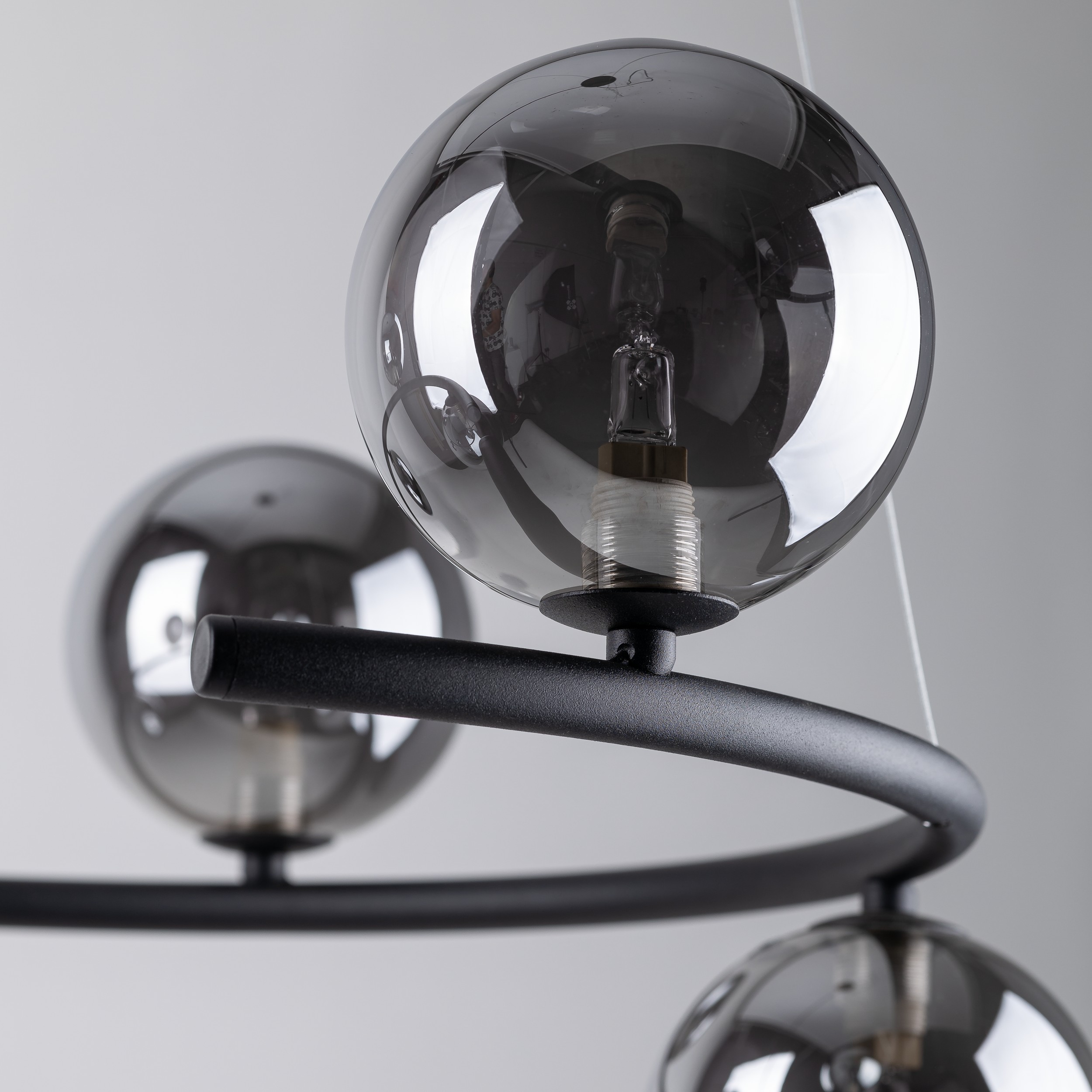 Lampa wisząca ANABELLE czarna z szarymi okrągłymi szklanymi kloszami 140x62cm - TK_6843