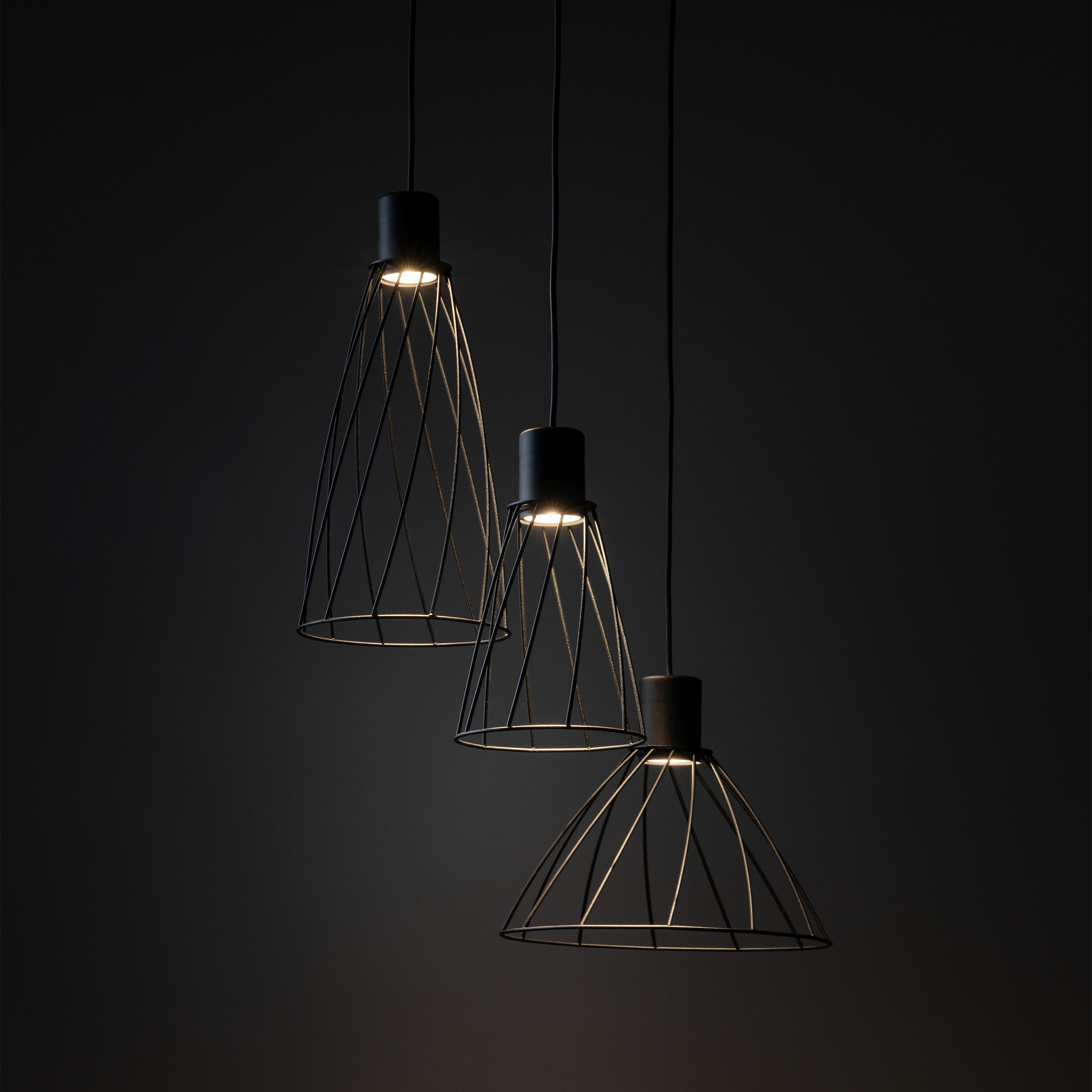 Lampa wisząca MODESTO czarna z ażurowymi kloszami o różnych kształtach 120x50cm - TK_10187