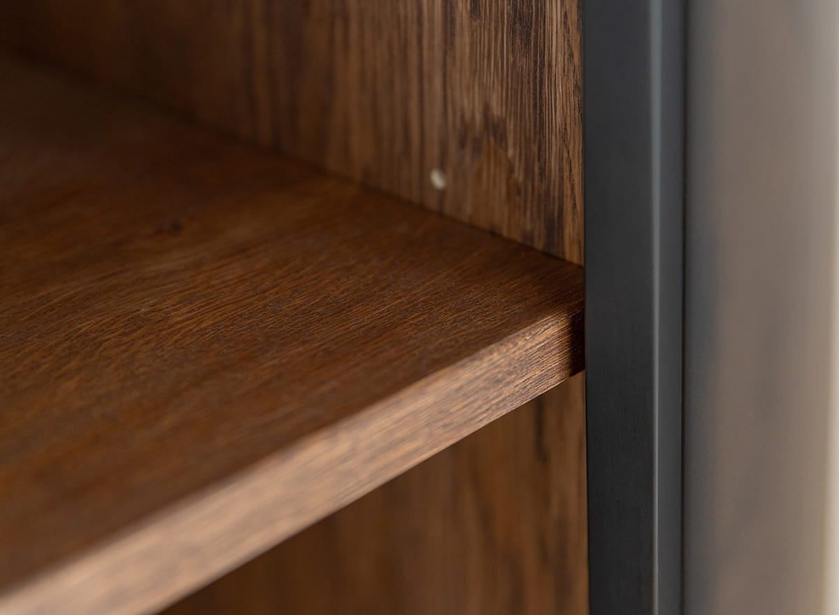 Komoda dębowa MODERN LOFT z przeszklonym barkiem - tabacco - PLMOL01ST