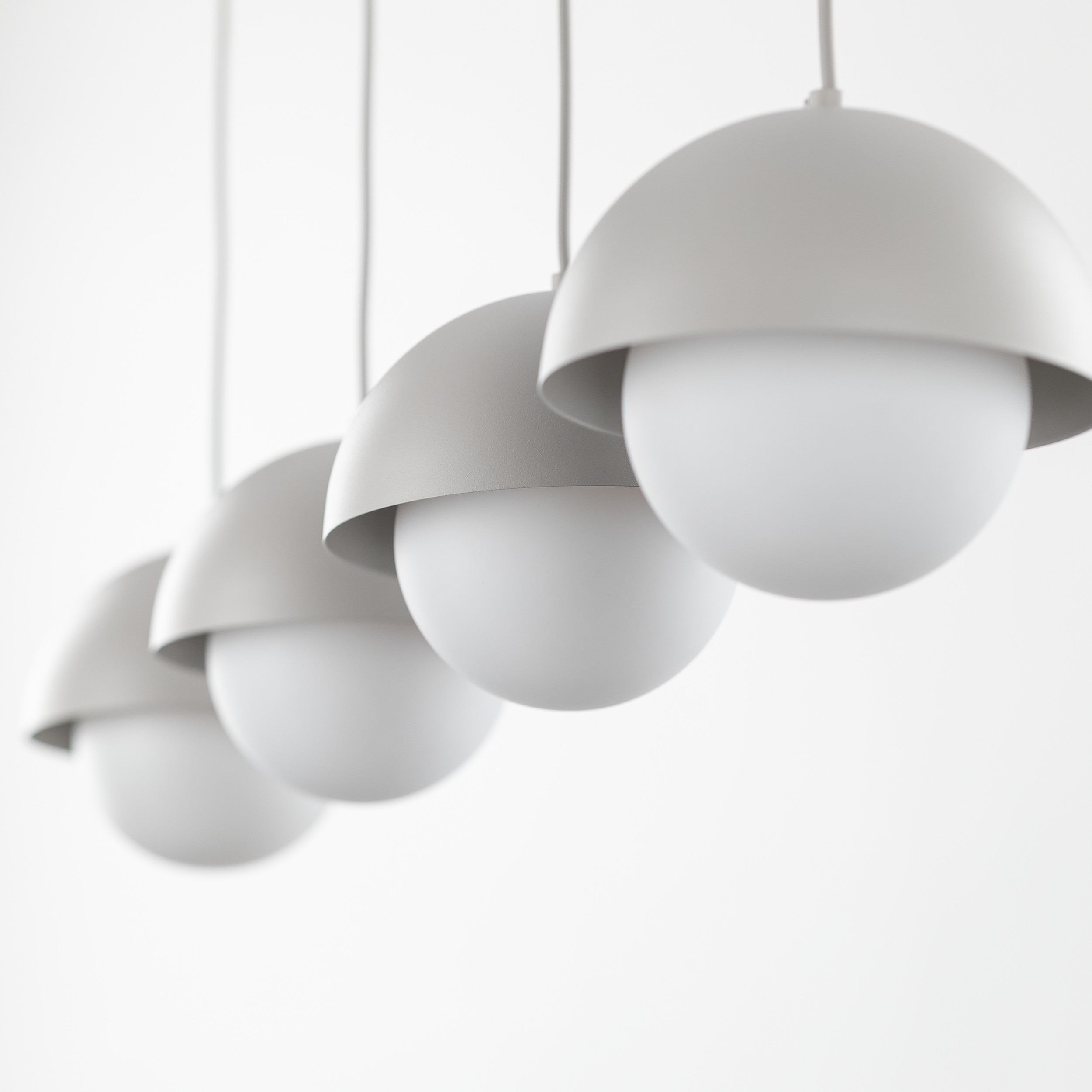 Lampa wisząca BONO beżowa na metalowej listwie z białymi okrągłymi szklanymi kloszami 120x100x17cm - TK_10213