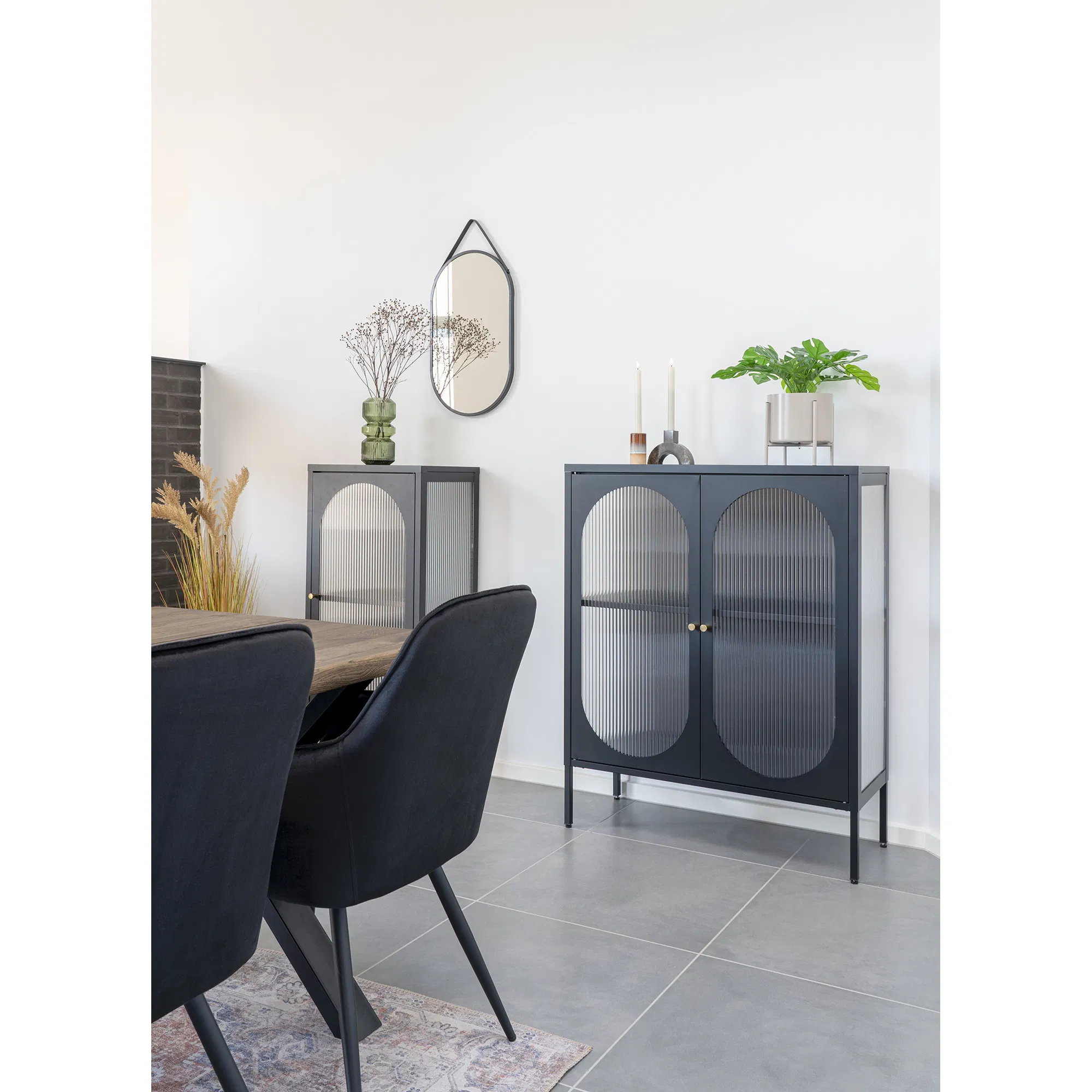 Witryna niska ADELAIDE 2-drzwiowa, falowane szkło 90x35x110 cm - czarna - 3001205