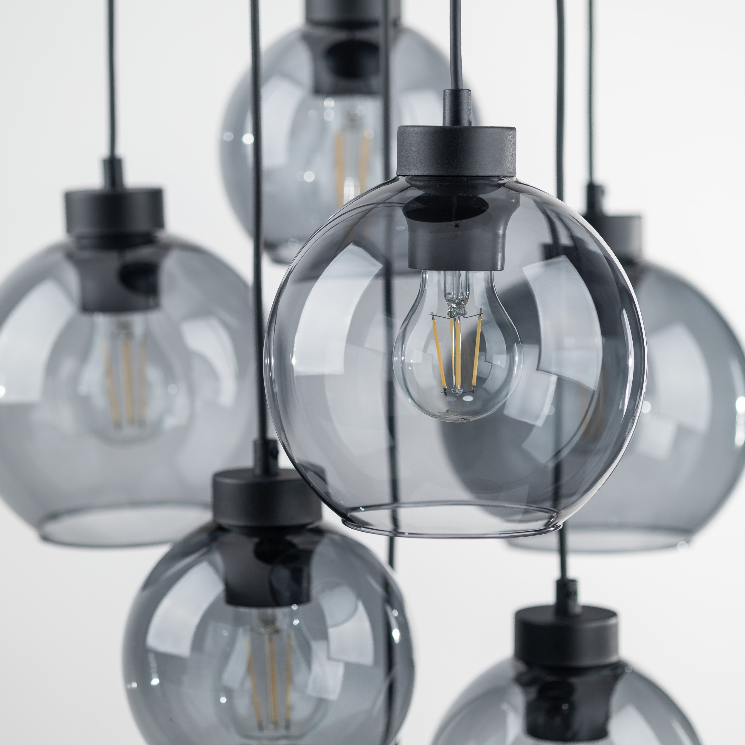 Lampa wisząca CUBUS czarna z szarymi okrągłymi szklanymi kloszami na okrągłej podstawie 140x49cm - TK_10207