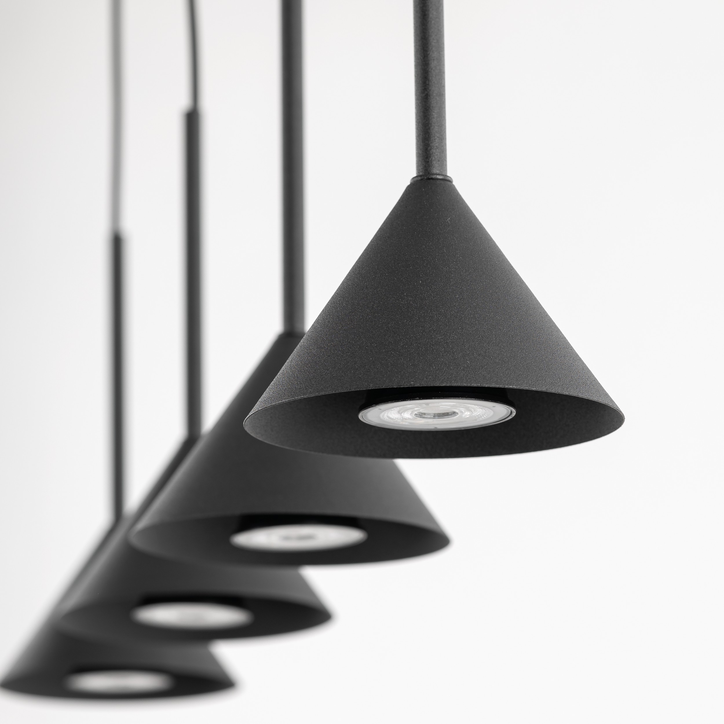 Lampa wisząca CONO czarna na metalowej listwie 90x75x12cm - TK_10305