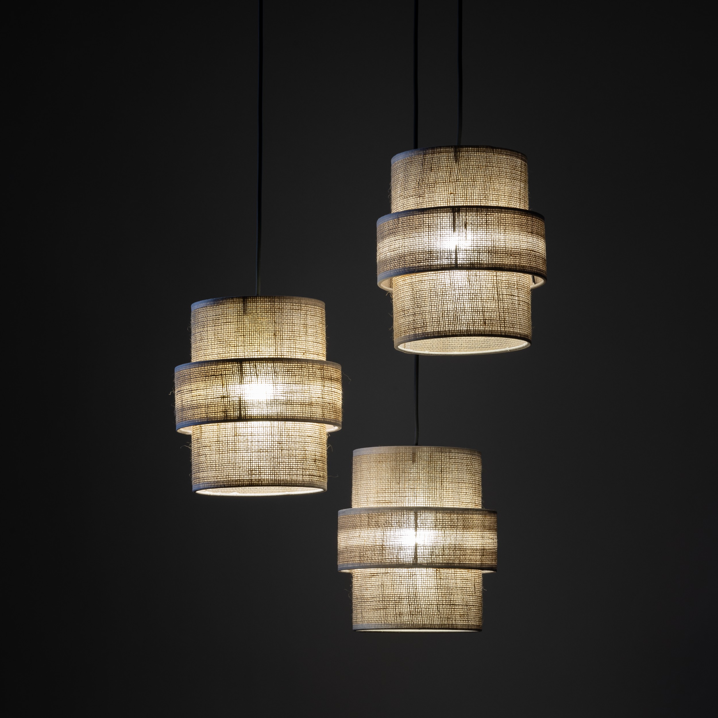 Lampa wisząca CALISTO czarna z trzema brązowymi kloszami z tkaniny juta 145x45cm - TK_6098