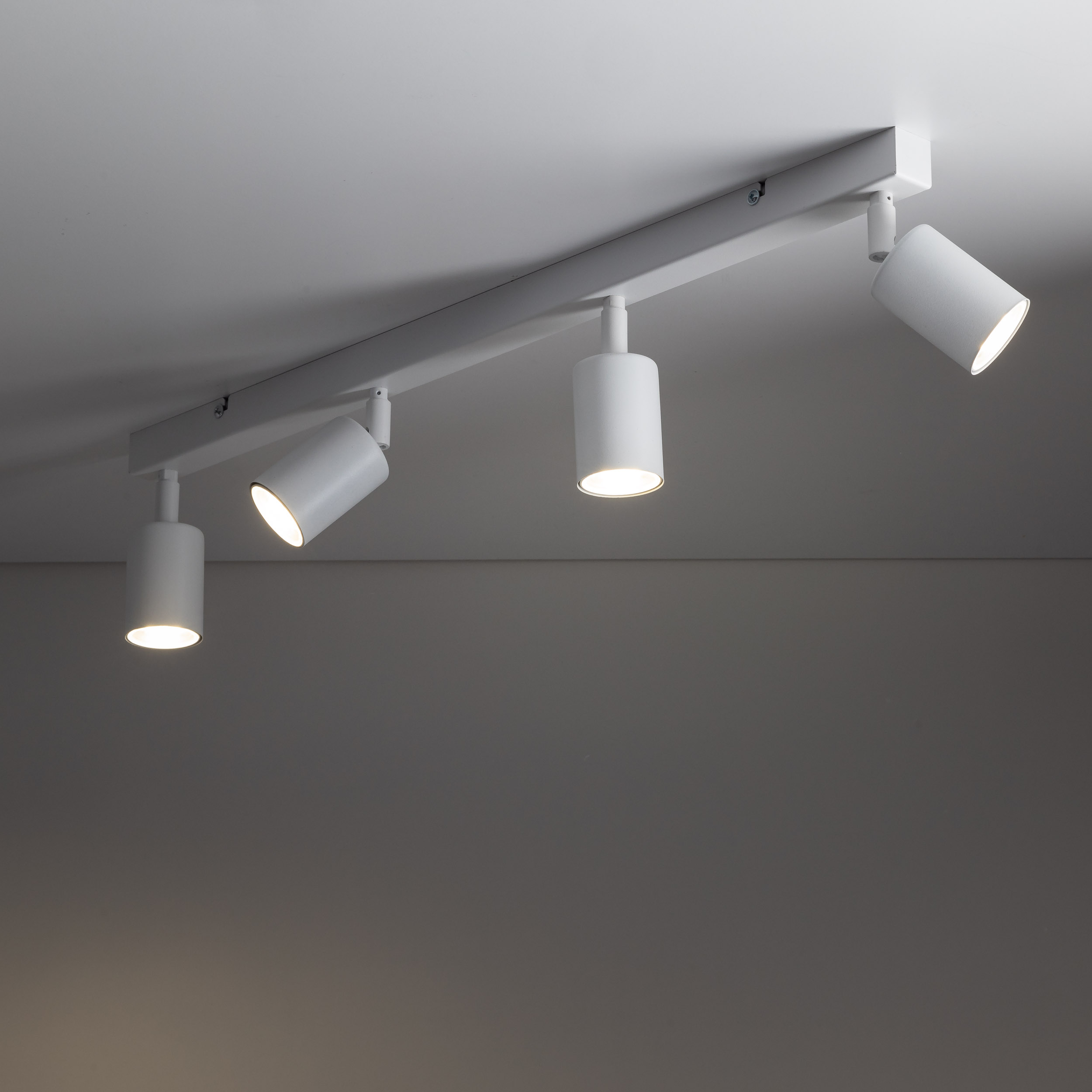 Lampa sufitowa TOP biała regulowana na metalowej listwie 83x17x15cm - TK_6874