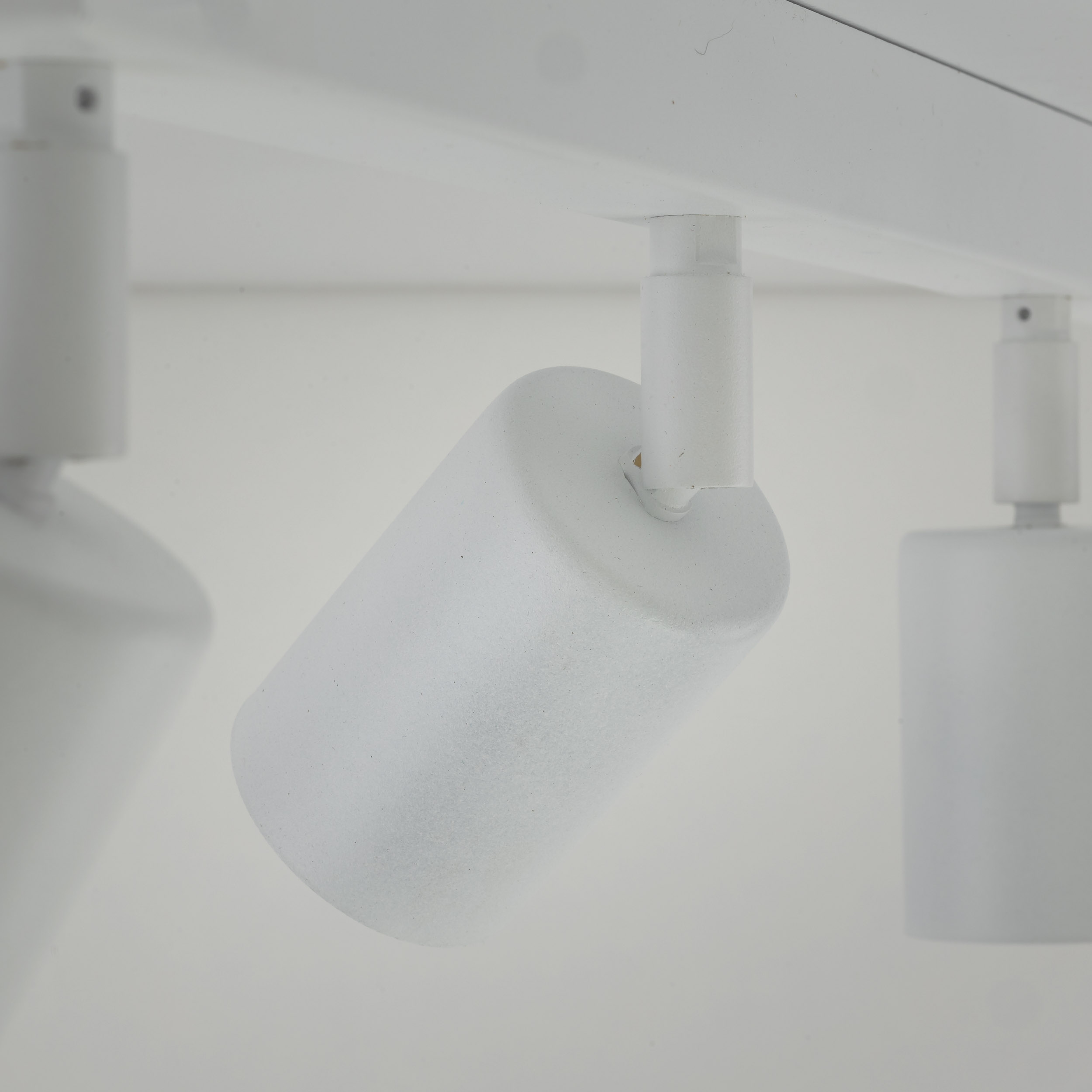 Lampa sufitowa TOP biała regulowana na metalowej listwie 83x17x15cm - TK_6874