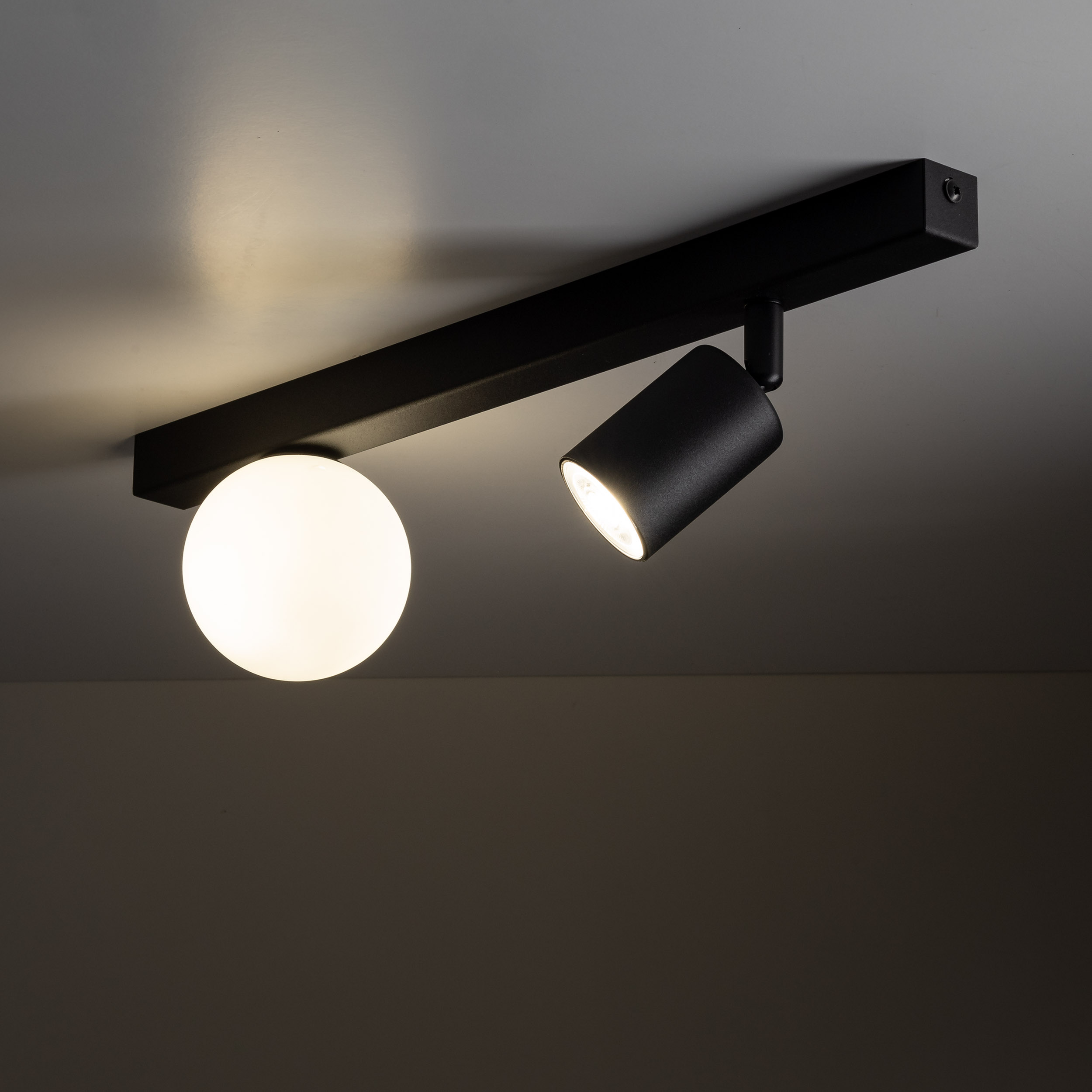 Lampa sufitowa VOX czarna na metalowej listwie z białym okrągłym szklanym kloszem i regulowanym reflektorem 49x15x14cm - TK_10000