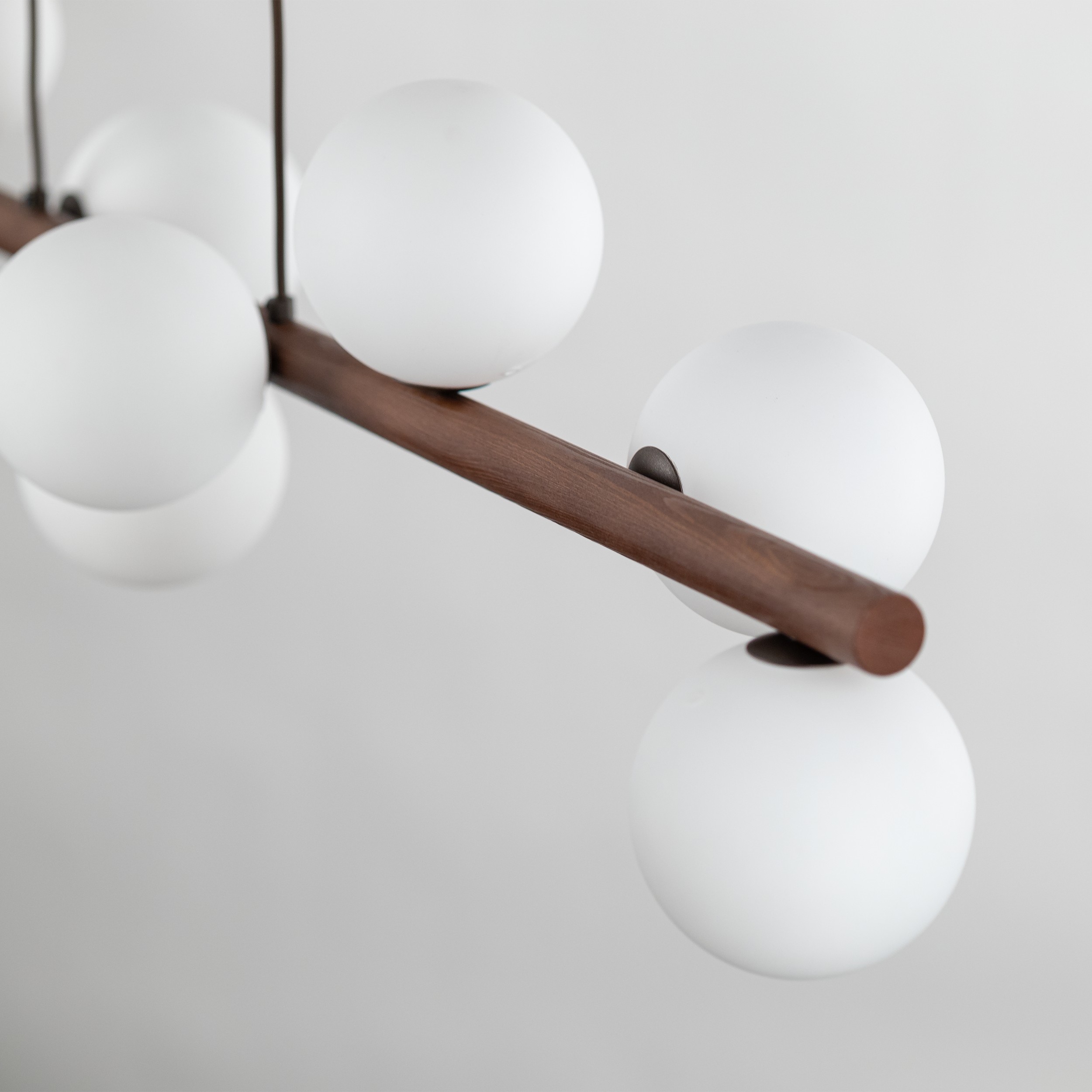 Lampa wisząca ESTERA ciemny orzech drewniana na listwie z białymi okrągłymi szklanymi kloszami 125x117x25cm - TK_10273