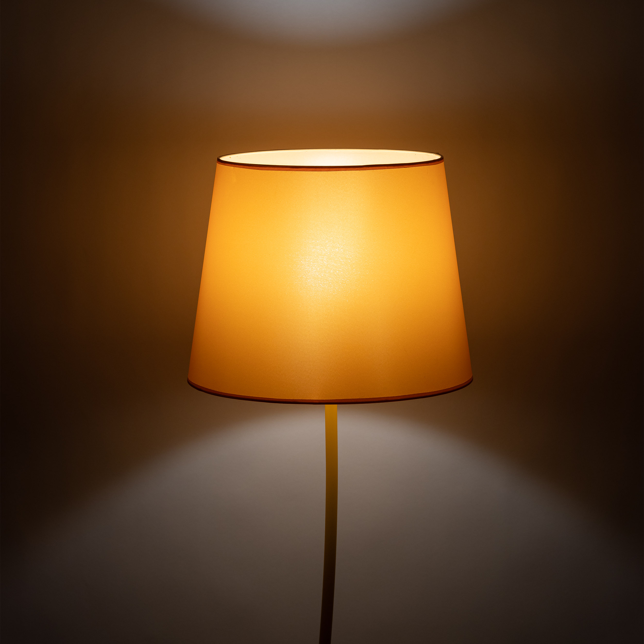 Lampa podłogowa NICOLA żółta intrygująco wygięta 150x44cm - TK_6645