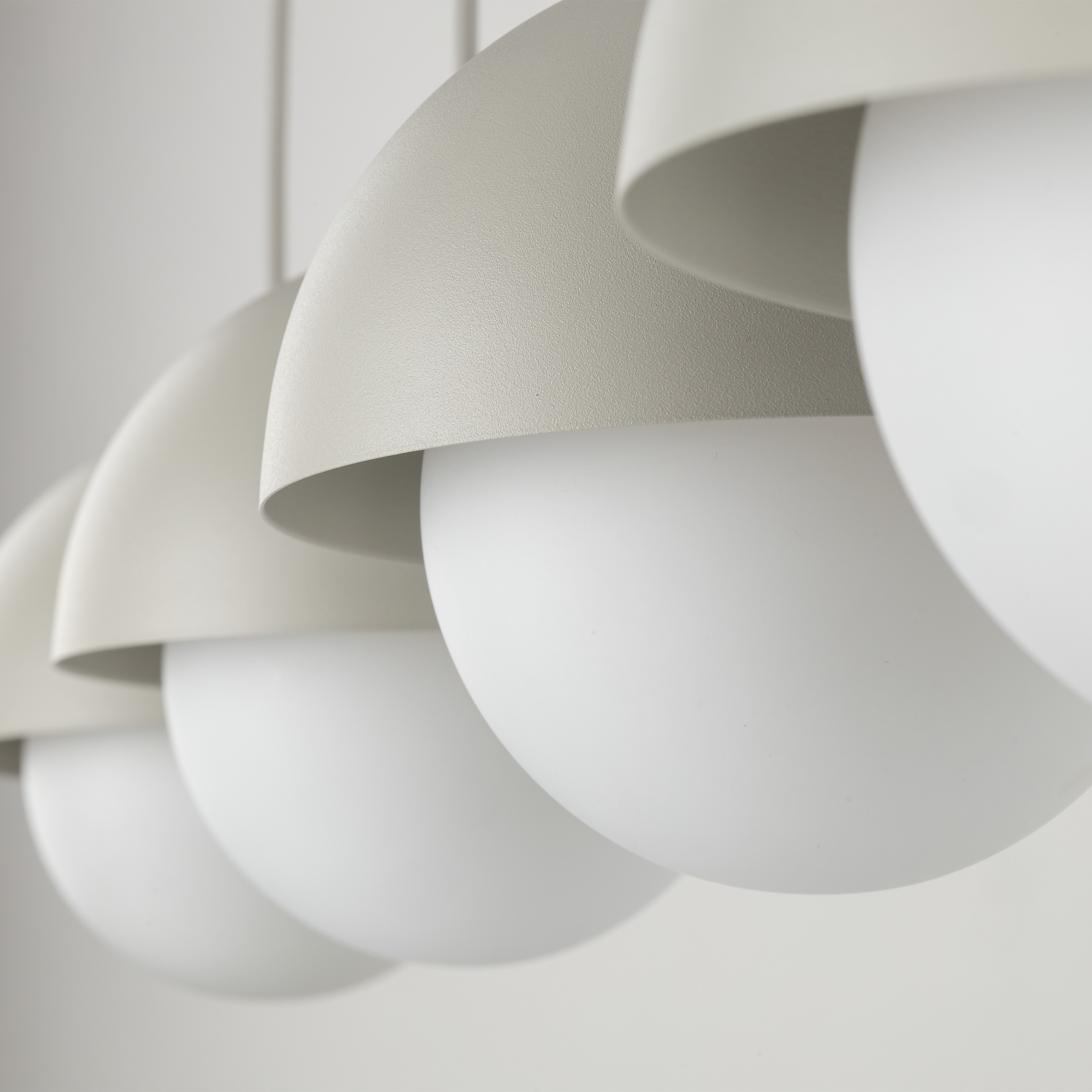 Lampa wisząca BONO beżowa na metalowej listwie z białymi okrągłymi szklanymi kloszami 120x100x17cm - TK_10213