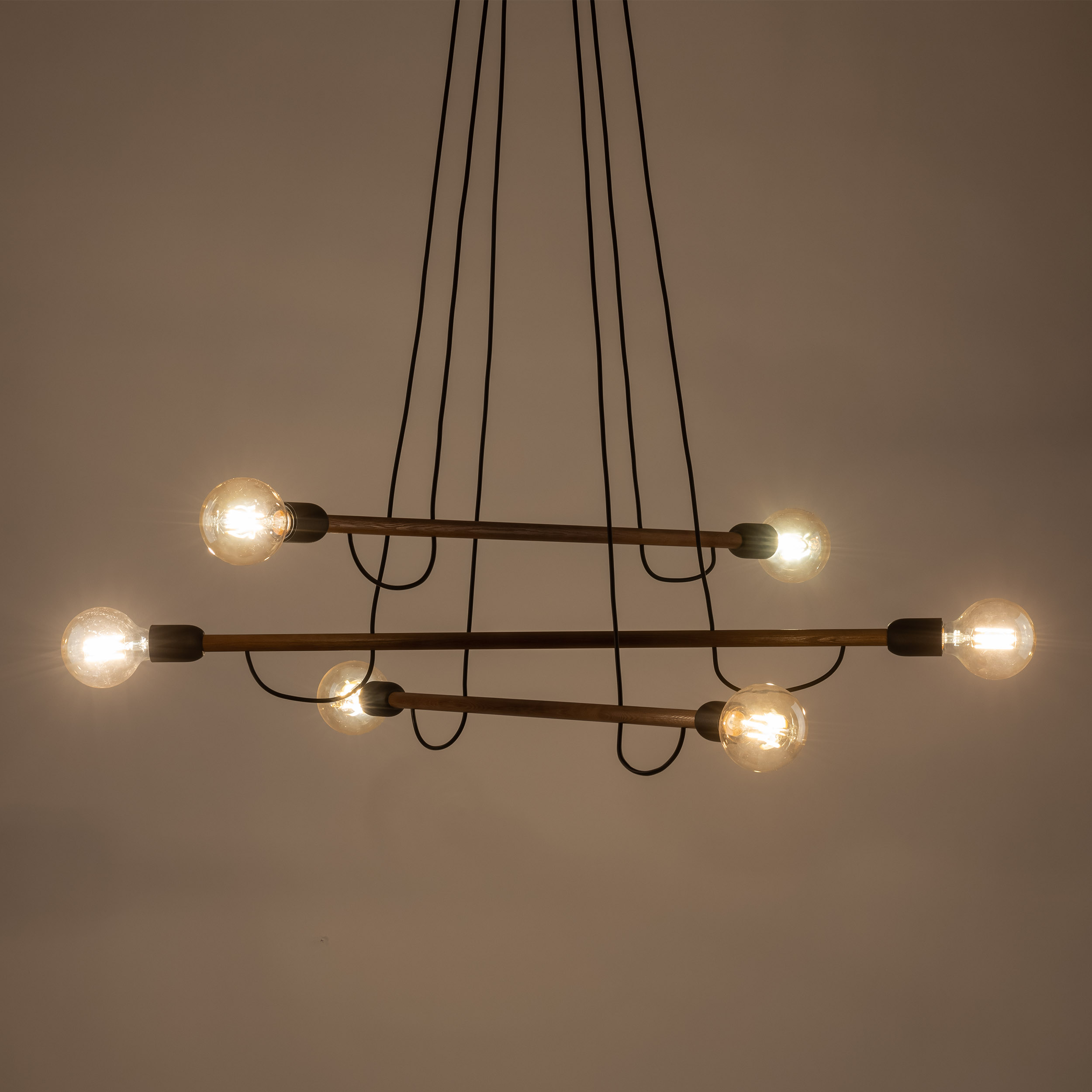 Lampa wisząca HELIX czarna z ciemnymi drewnianymi poprzeczkami z orzecha 130x93cm - TK_4949
