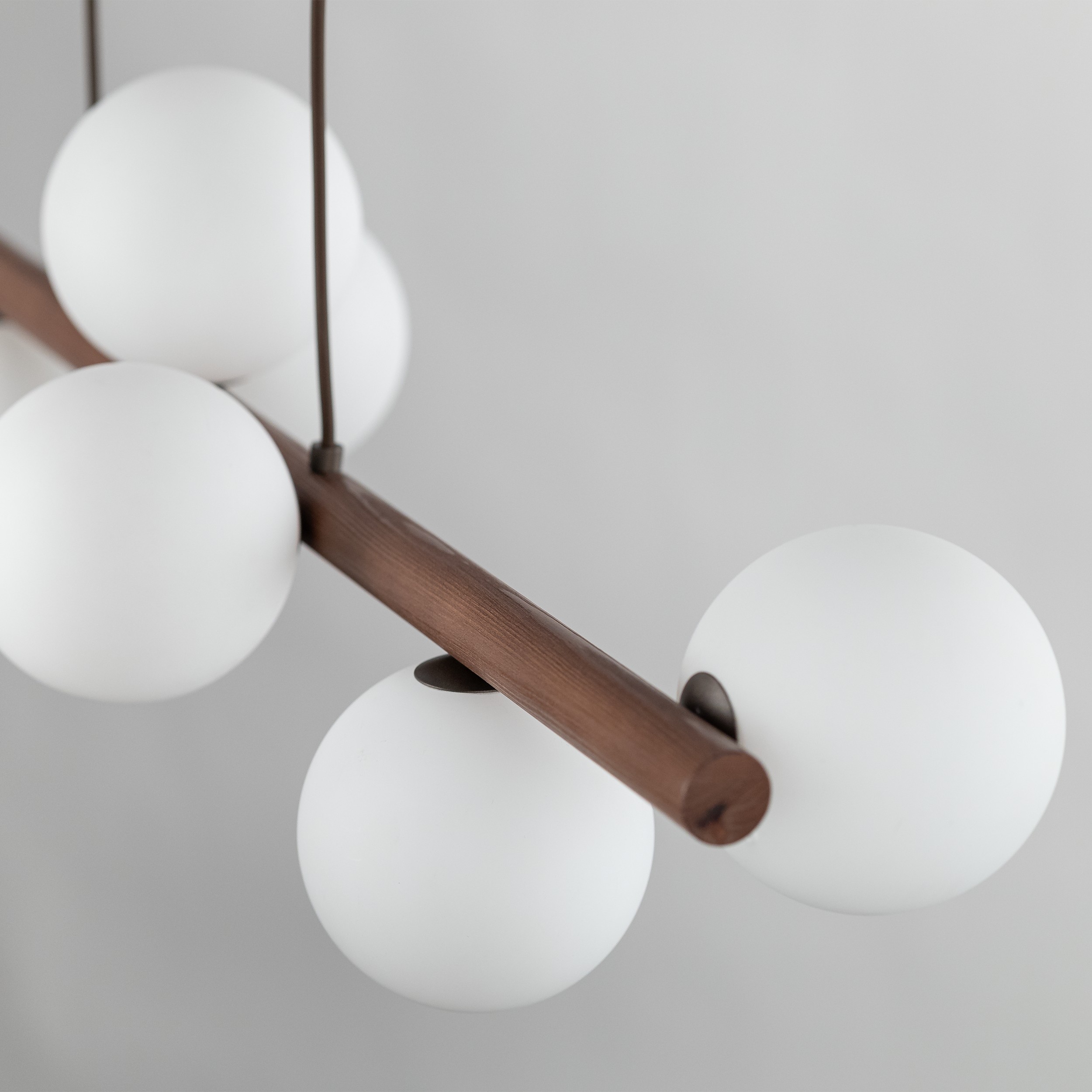 Lampa wisząca ESTERA ciemny orzech drewniana na listwie z białymi okrągłymi szklanymi kloszami 125x117x25cm - TK_10273