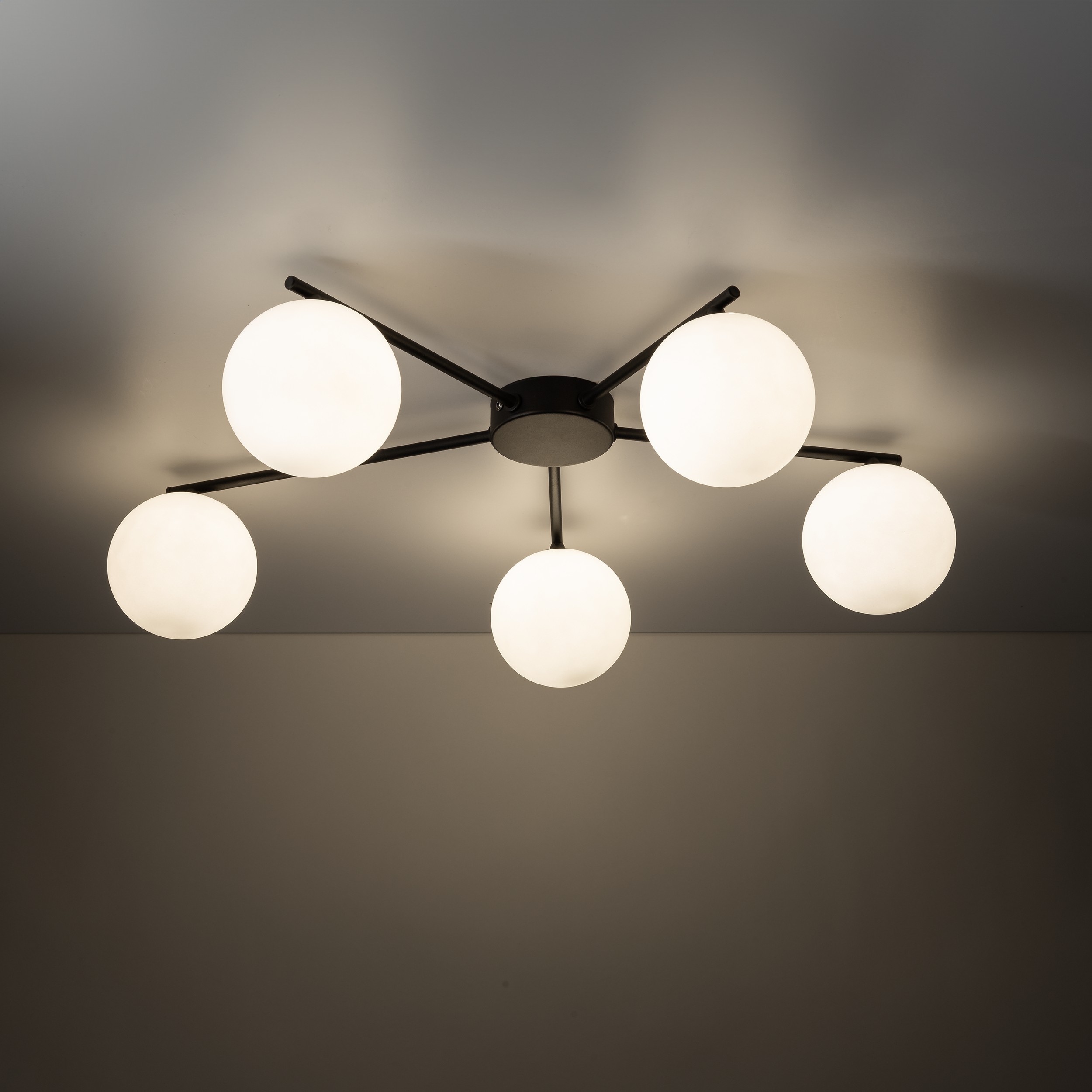 Lampa sufitowa ELTON czarna z białymi okrągłymi szklanymi kloszami 67x58x17cm - TK_10262