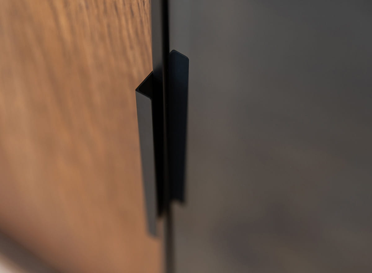 Komoda dębowa MODERN LOFT z przeszklonym barkiem - tabacco - PLMOL01ST