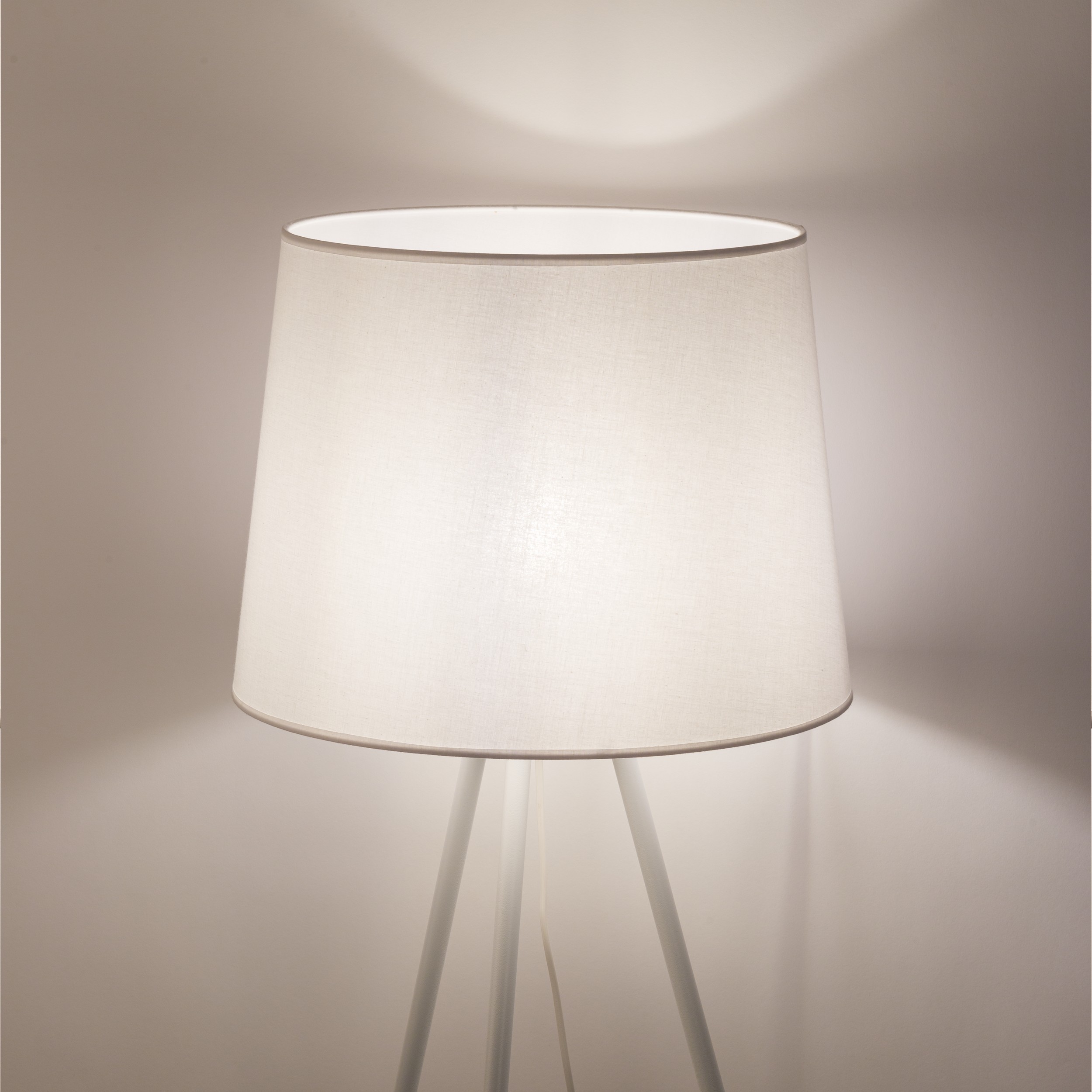 Lampa podłogowa ISEO biała na metalowych nogach - TK_5420
