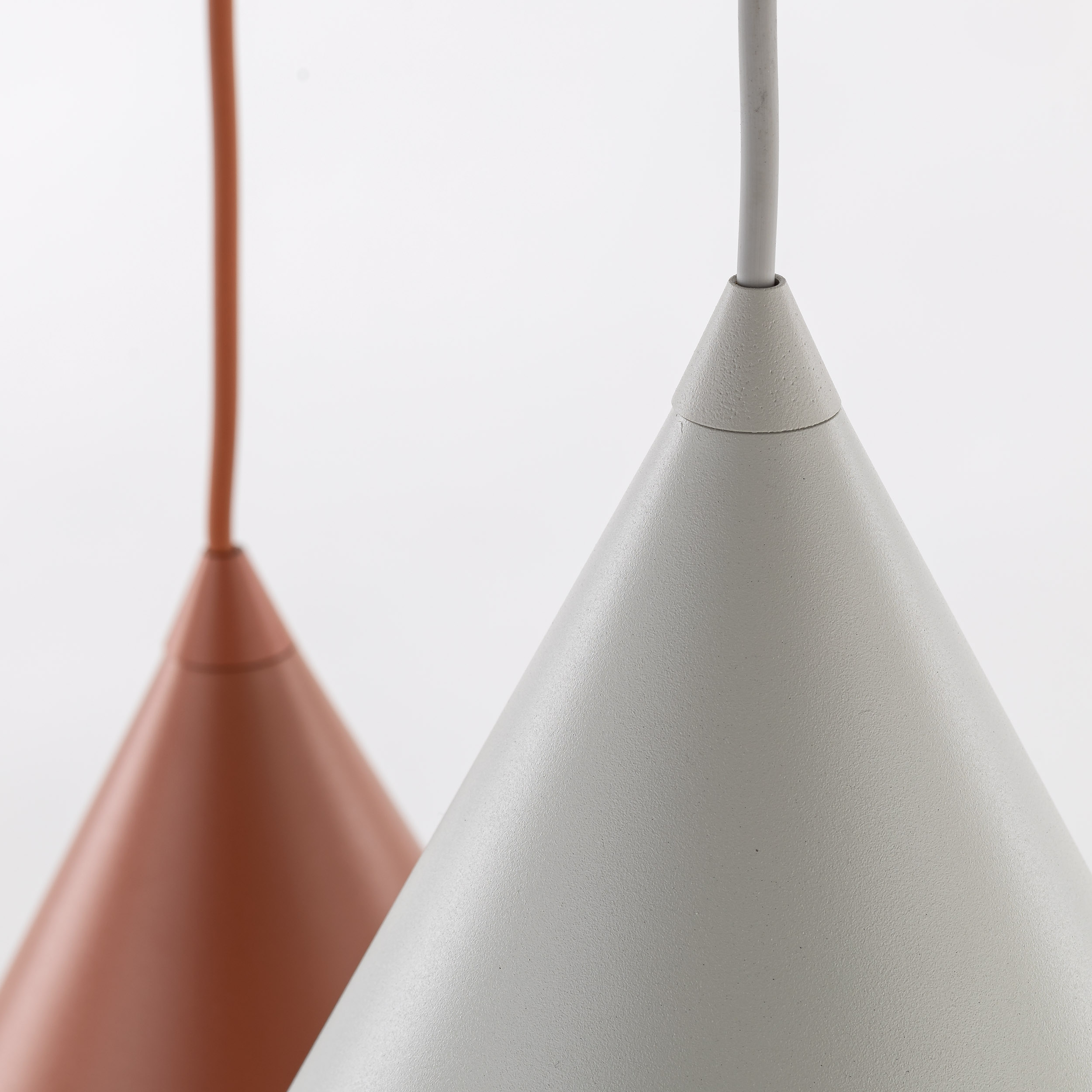 Lampa wisząca CONO MIX czarna z różnokolorowymi beżowym ceglanym czarnym kloszami o różnych wymiarach 160x50cm - TK_6633