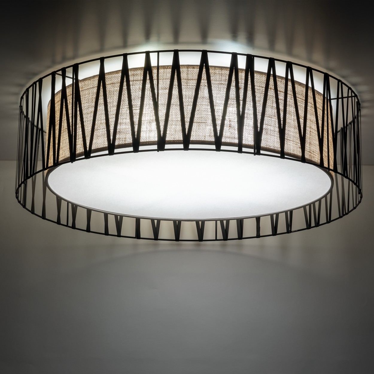 Lampa sufitowa HARMONY czarna tasiemka z brązowym kloszem z tkaniny plecionki okrągła 71x21cm - TK_4556