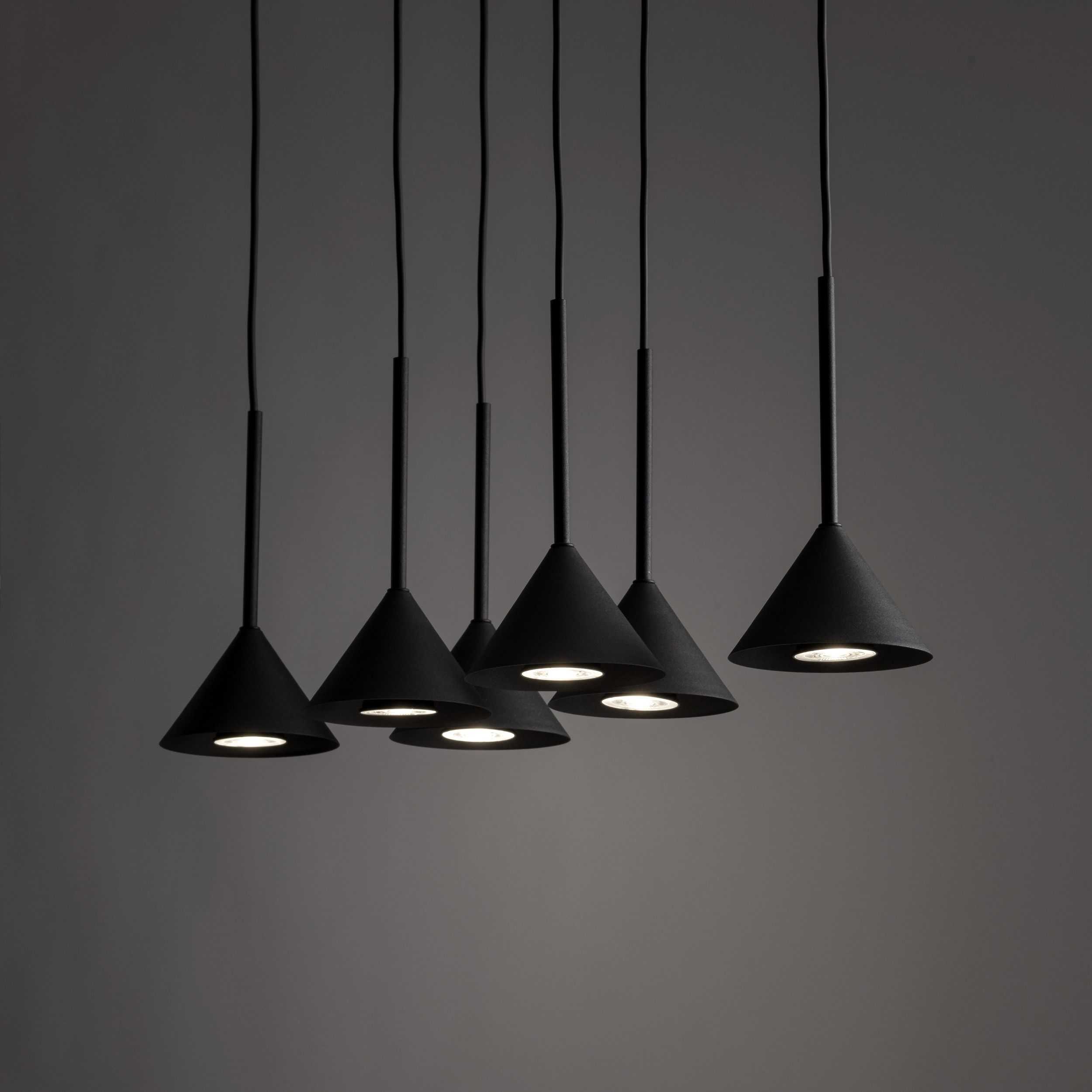 Lampa wisząca CONO czarna na prostokątnej podstawie 90x62x25cm - TK_10306
