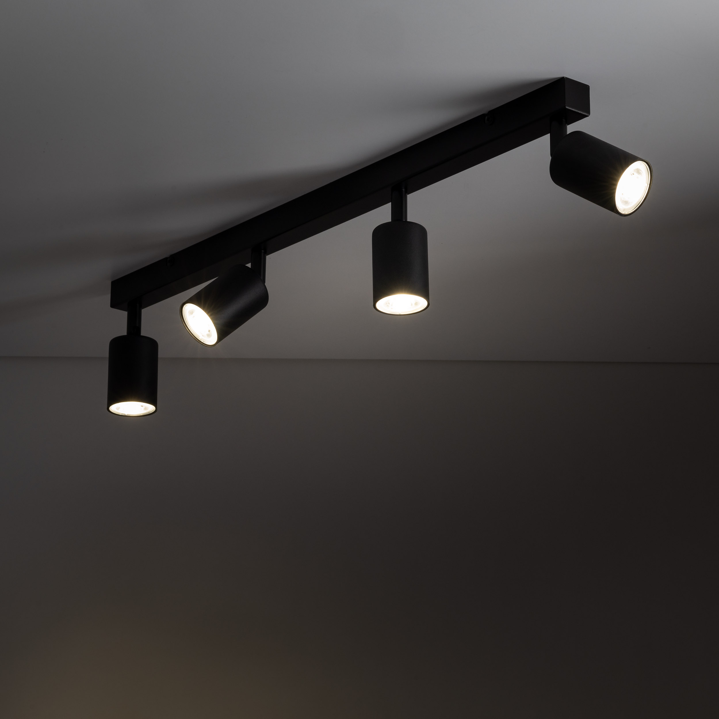 Lampa sufitowa TOP czarna na metalowej listwie regulowana 83x19x15cm - TK_6177