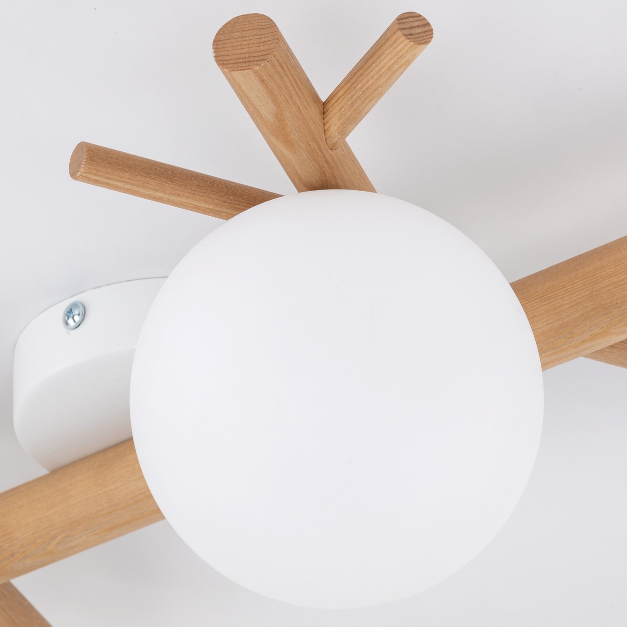Lampa sufitowa SHERON biała drewniana sosna 4 szklane okrągłe klosze 67x41x17cm - TK_5309
