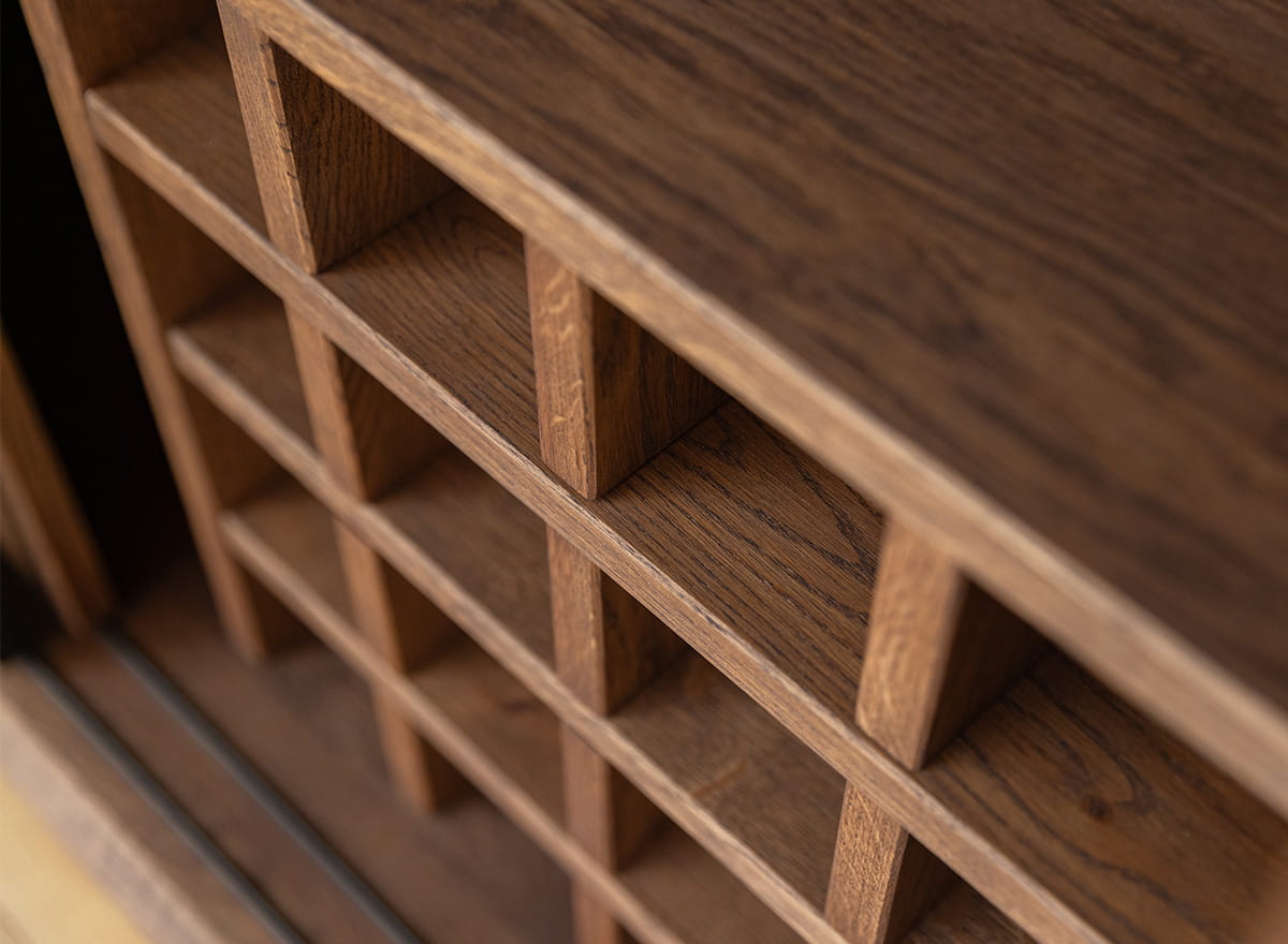 Komoda dębowa MODERN LOFT z przeszklonym barkiem - tabacco - PLMOL01ST