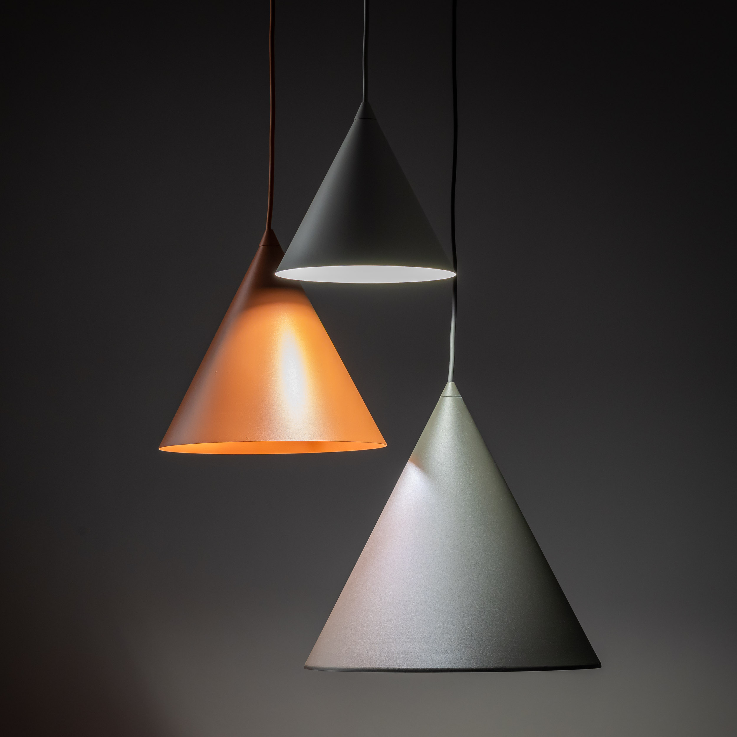 Lampa wisząca CONO MIX czarna z różnokolorowymi beżowym ceglanym czarnym kloszami o różnych wymiarach 160x50cm - TK_6633