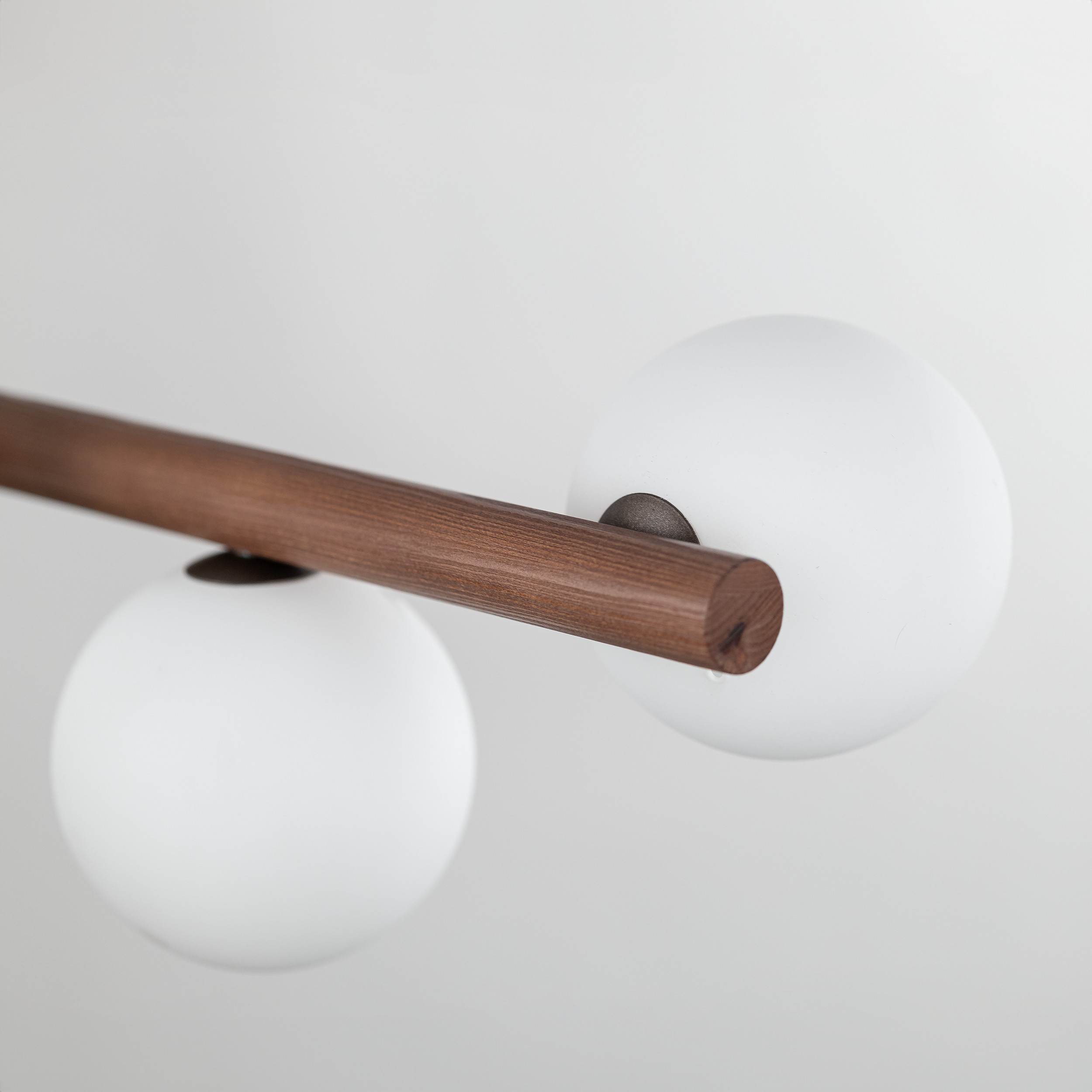 Lampa wisząca ESTERA czarna z drewnianą orzechową poprzeczką białe szklane okrągłe klosze 125x90x28cm - TK_10272